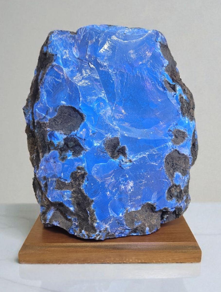 Huge Indonesian blue amber, reactive to U.V rays In New Condition For Sale In MARSEILLE, FR