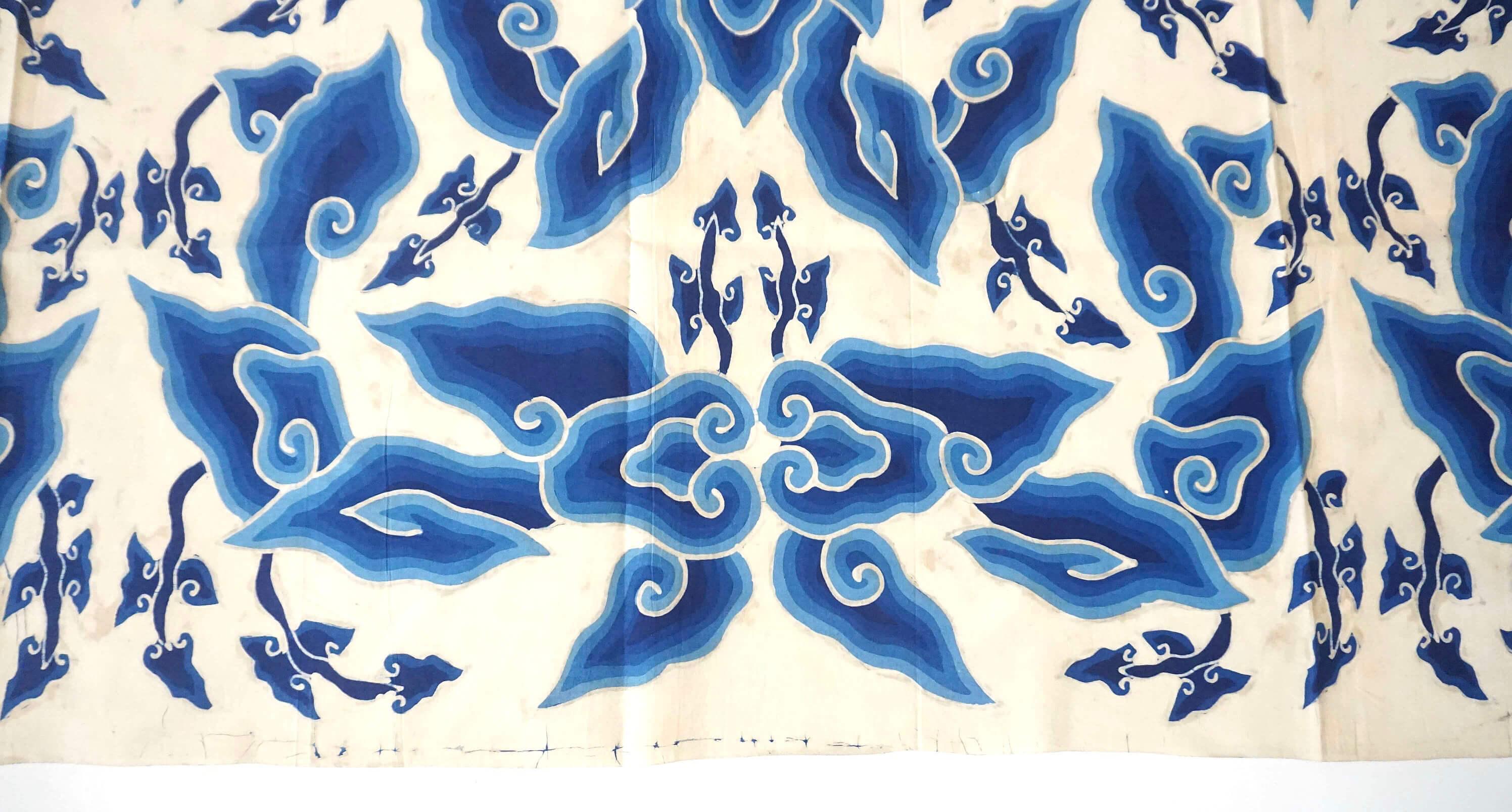 Indonesische blau-weiße Batikplatte mit Megamendung oder Wolkenmuster, um 1930 im Angebot 3