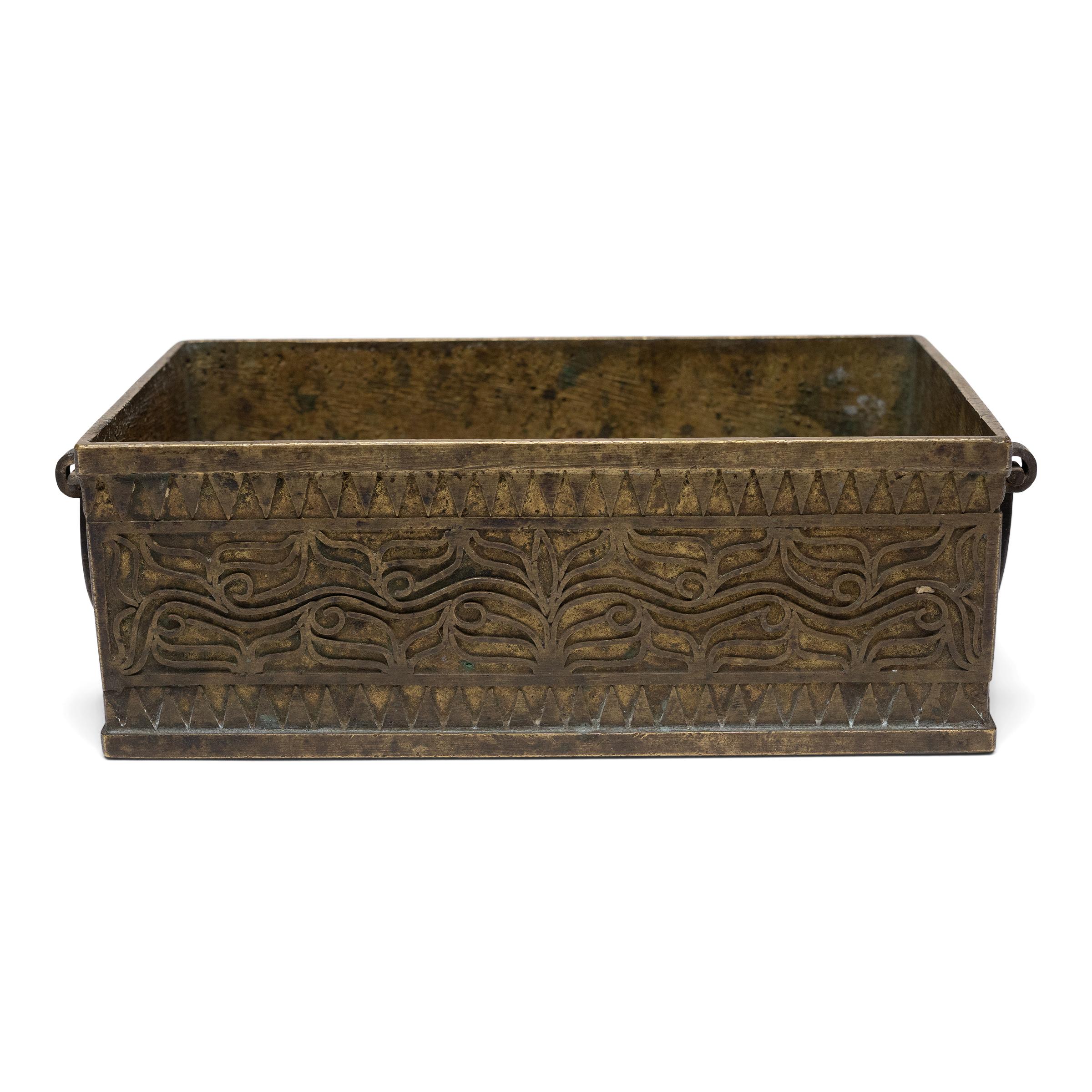 Questa scatola di ottone aperta era in origine la custodia di un set di scatole di betel dell'inizio del XX secolo proveniente dall'Indonesia, riempita con piccoli contenitori che contenevano i singoli ingredienti di un betel quid. Miscela di foglie