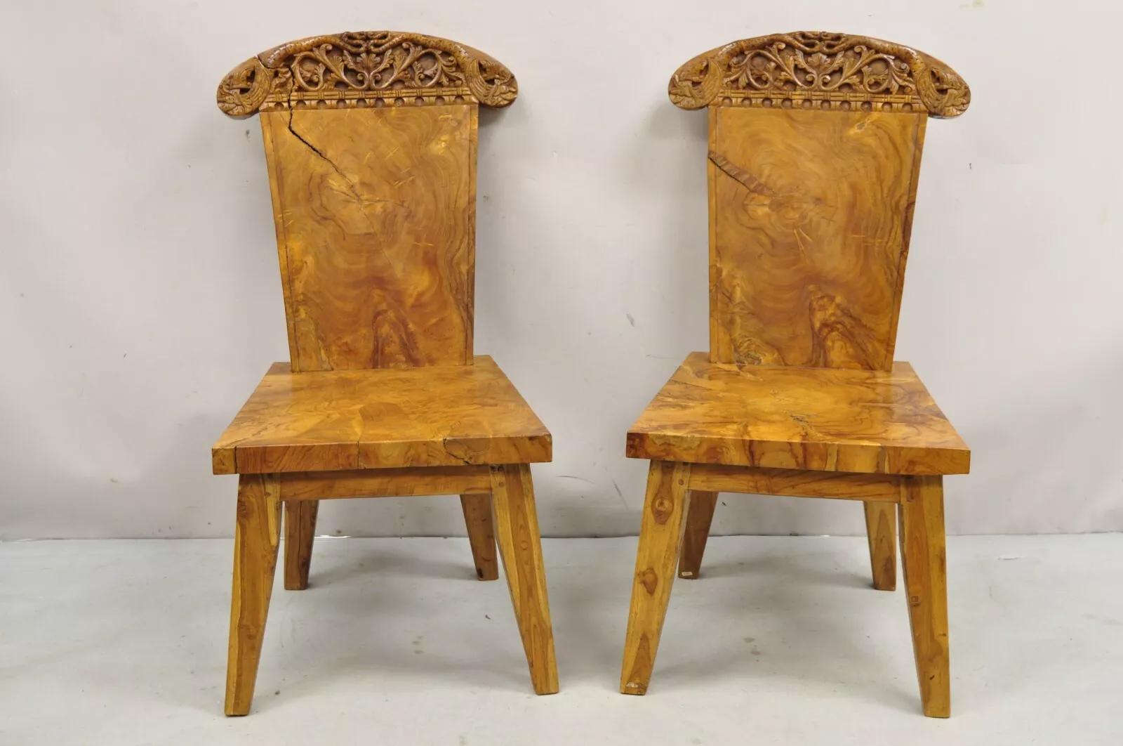 Paire de chaises d'appoint continentales en bois de ronce massif sculpté d'Indonésie. L'article présente de superbes figures en bois de ronce sur l'ensemble de la pièce, un fronton ornemental sculpté, un charme et un caractère anciens merveilleux,