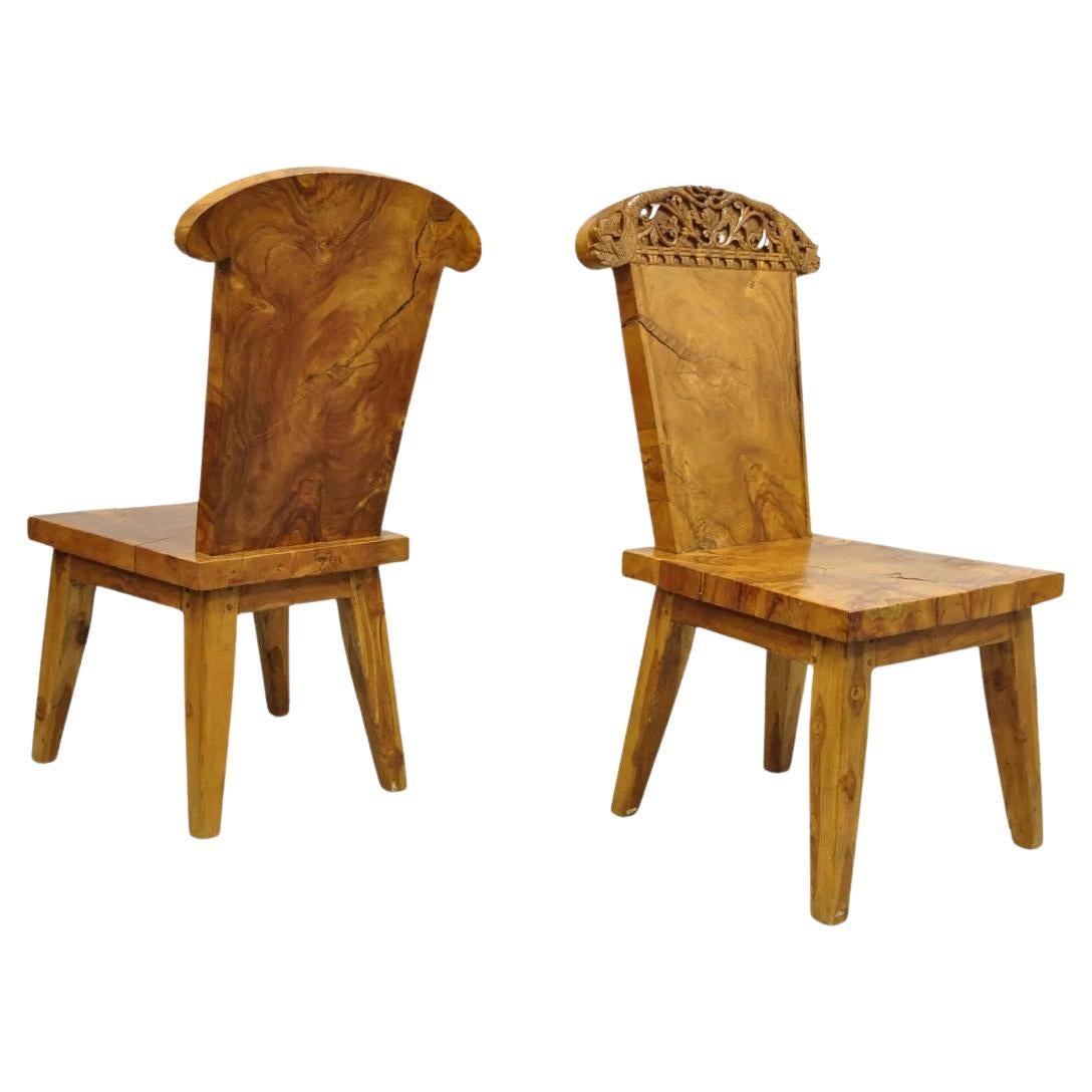 Paire de chaises d'appoint continentales en bois de ronce massif sculpté d'Indonésie