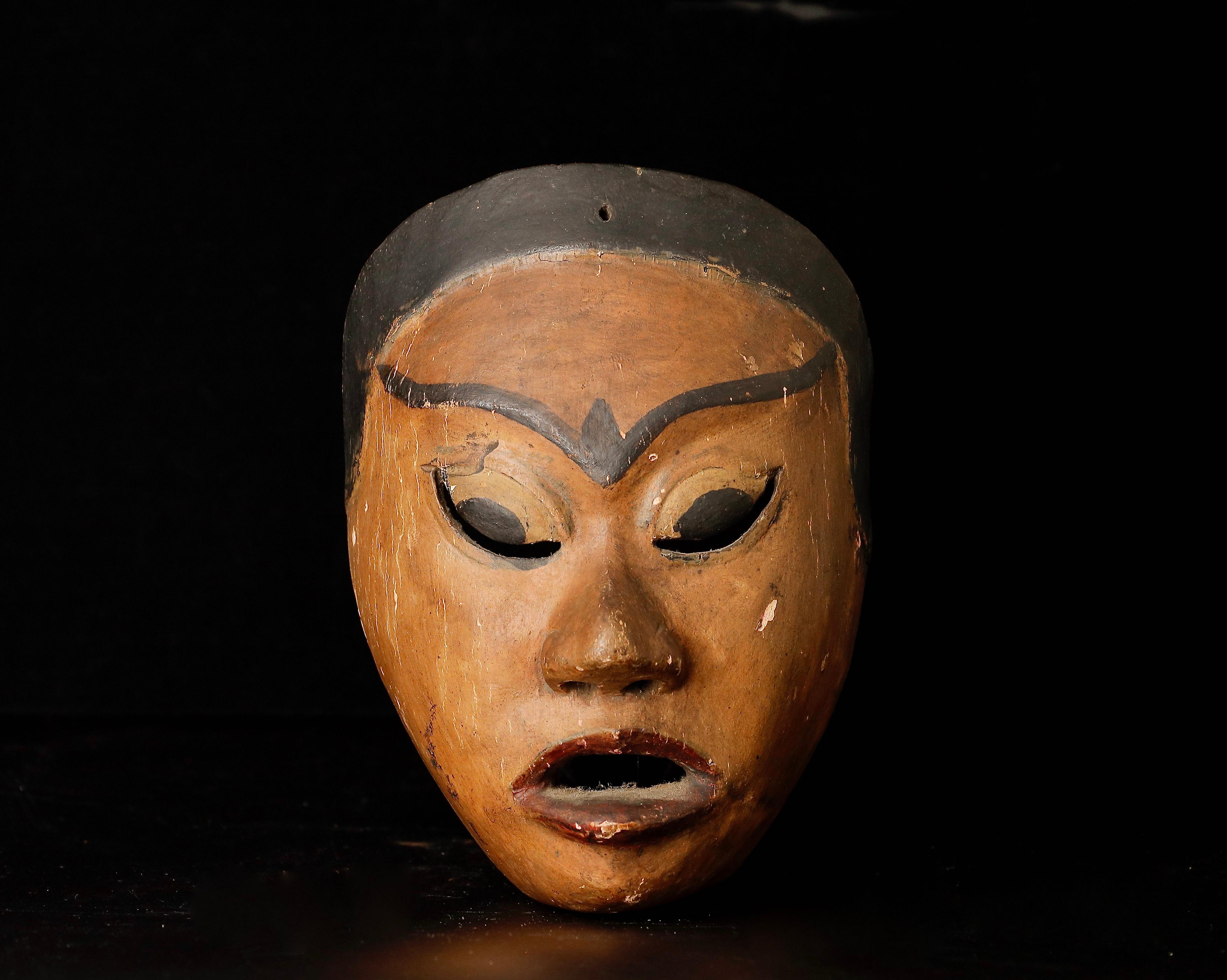 Masque de cérémonie indonésien. 
Age : 19ème siècle 
Taille : 18.5 x8x 13.5cm  cm  (  7,3 x 3 x 5,3 pouces)   
Poids :  130g  ( 0.3lb )    
Matériau : bois avec  peinture
Bon état, quelques abrasions  comme vous le voyez sur les photos

Acheteurs