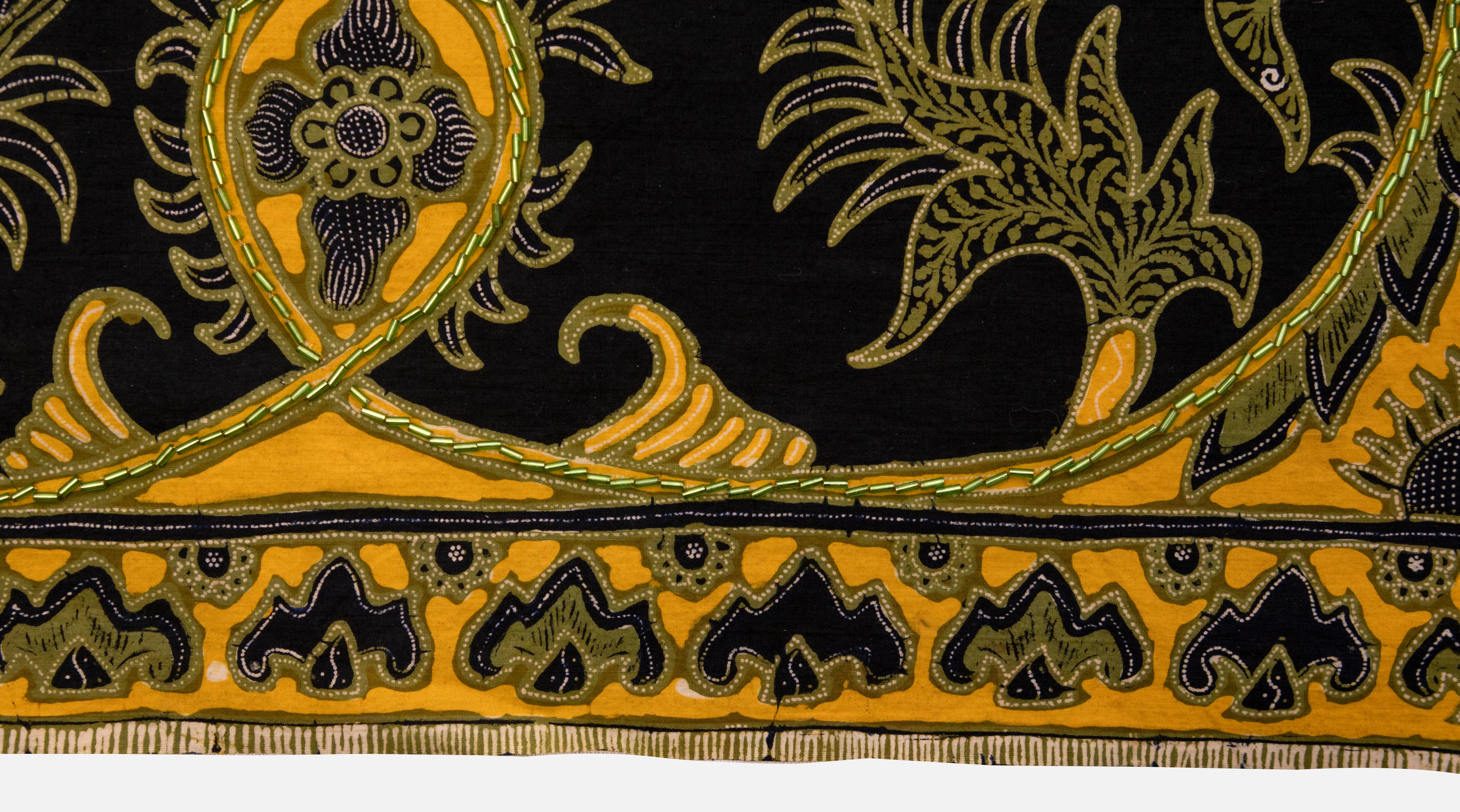 Indonesian cloth finely decorated with floreal motives in yellow and green on a dark blue background.

The item is not restored and is in very good condition.