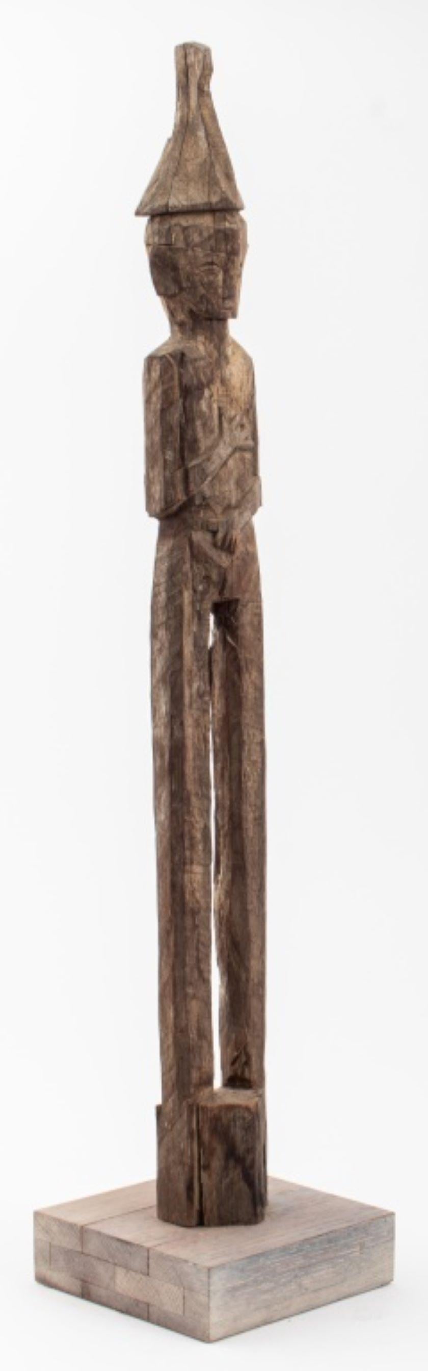 Indonesische männliche Hampatong-Skulptur aus Dayakholz (Holz) im Angebot