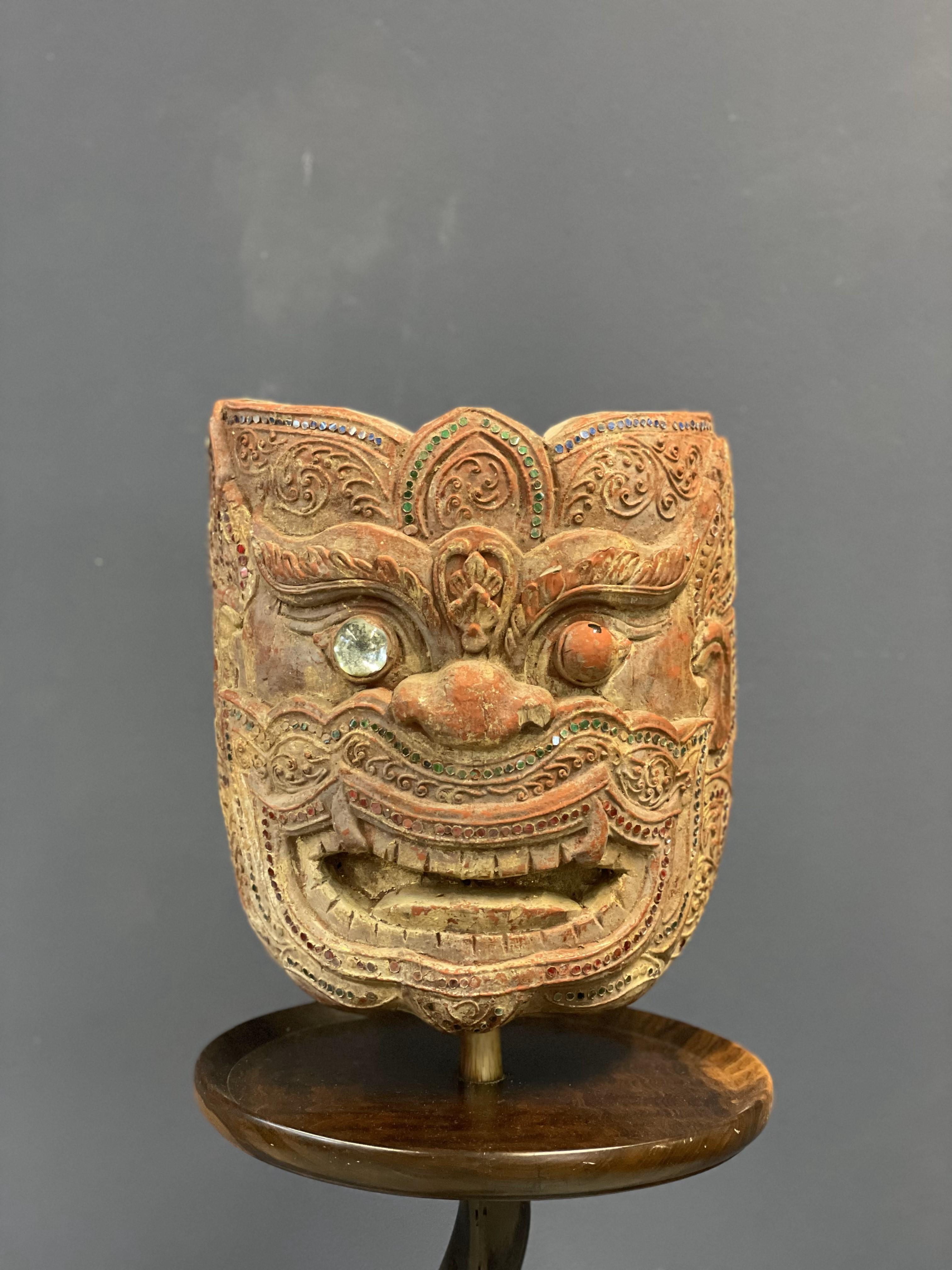 Invoquez le mystère et la tradition avec ce masque de démon chinois antique. Riche en détails et en histoire, c'est une pièce captivante qui apporte une aura de folklore ancien à n'importe quel espace.