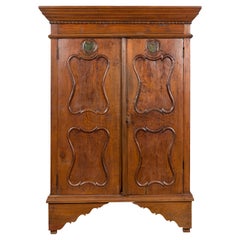 Armoire indonésienne du début du 20e siècle en bois de teck sculpté avec cartouches moulés