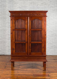 Armoire ajourée indonésienne du début du 20e siècle avec feuillage à volutes sculpté