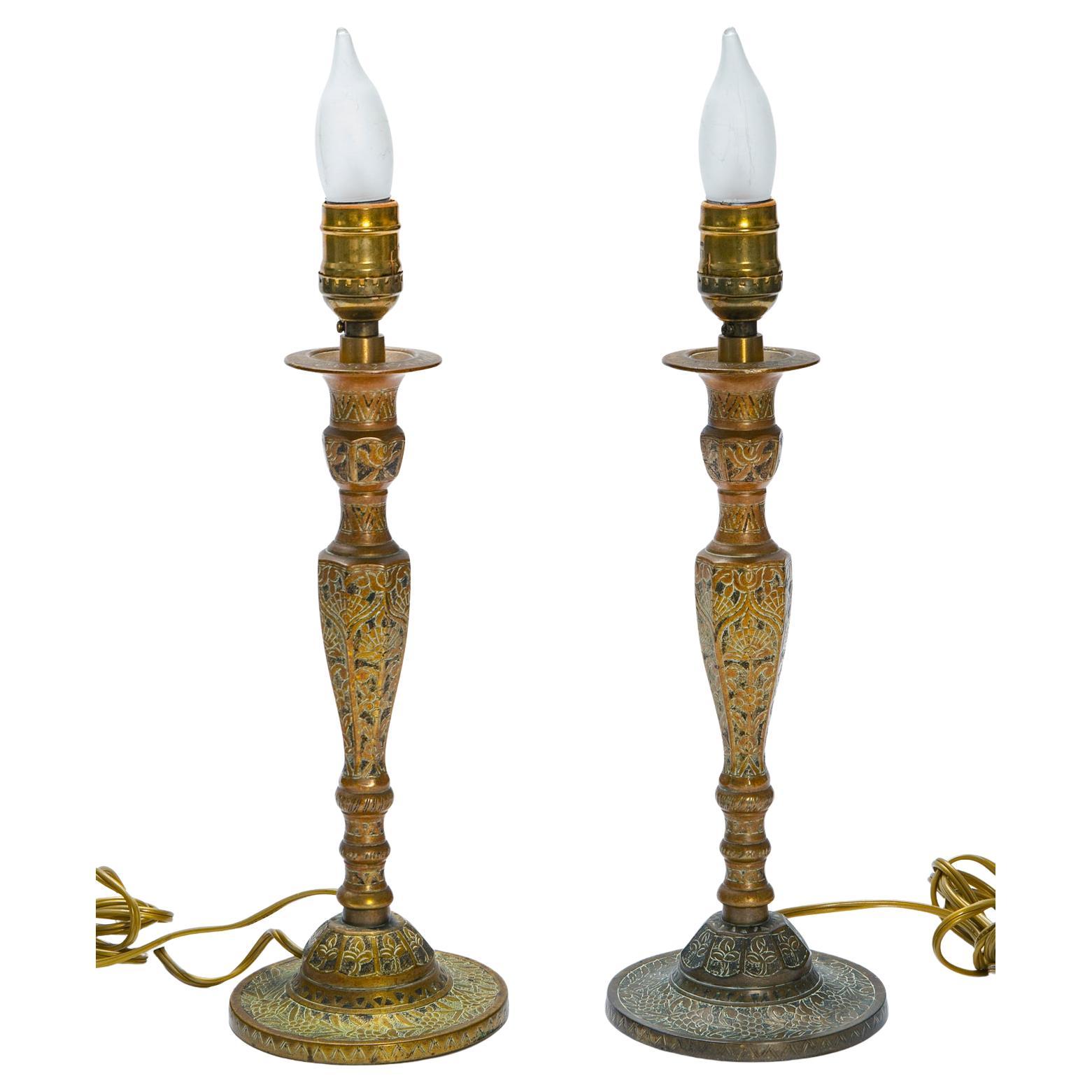 Chandeliers finement gravés convertis en lampes, très lourds et solides. Câblé avec interrupteur en ligne sur un long cordon. Les abat-jour en lin RH sont inclus.