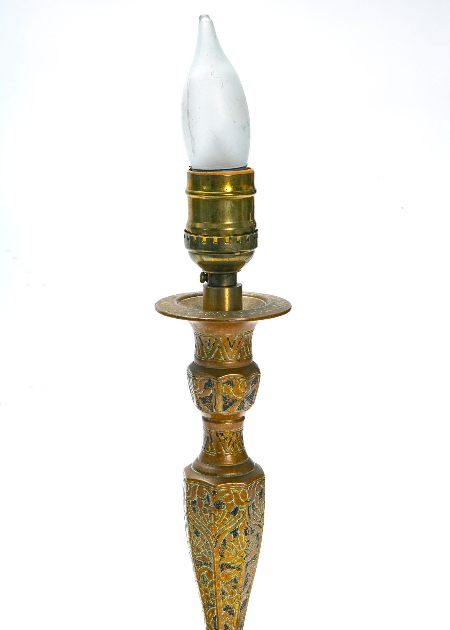 Islamique Chandelier indonésien en laiton gravé avec abat-jour en lin ; une paire en vente