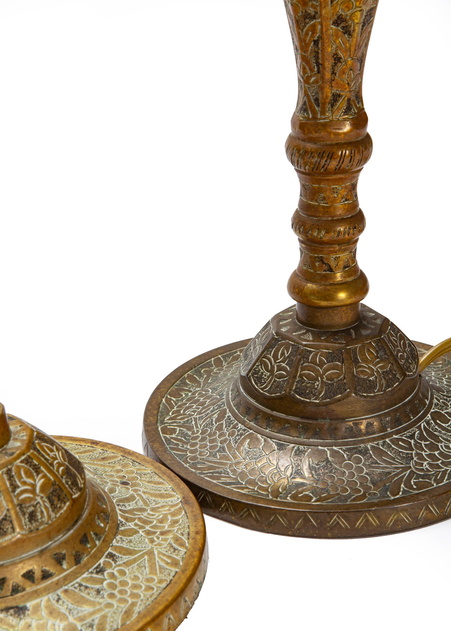 Buriné Chandelier indonésien en laiton gravé avec abat-jour en lin ; une paire en vente