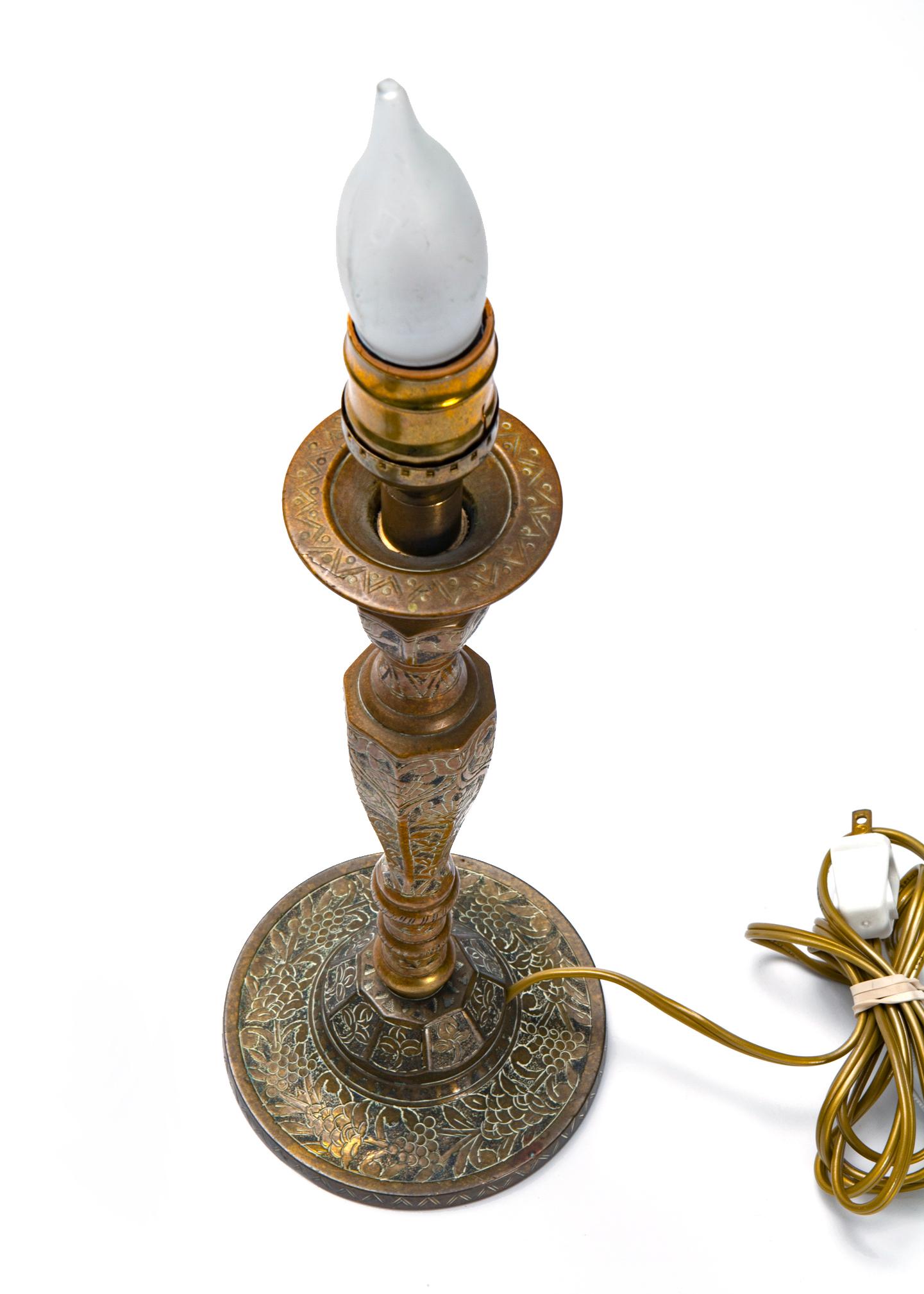 20ième siècle Chandelier indonésien en laiton gravé avec abat-jour en lin ; une paire en vente