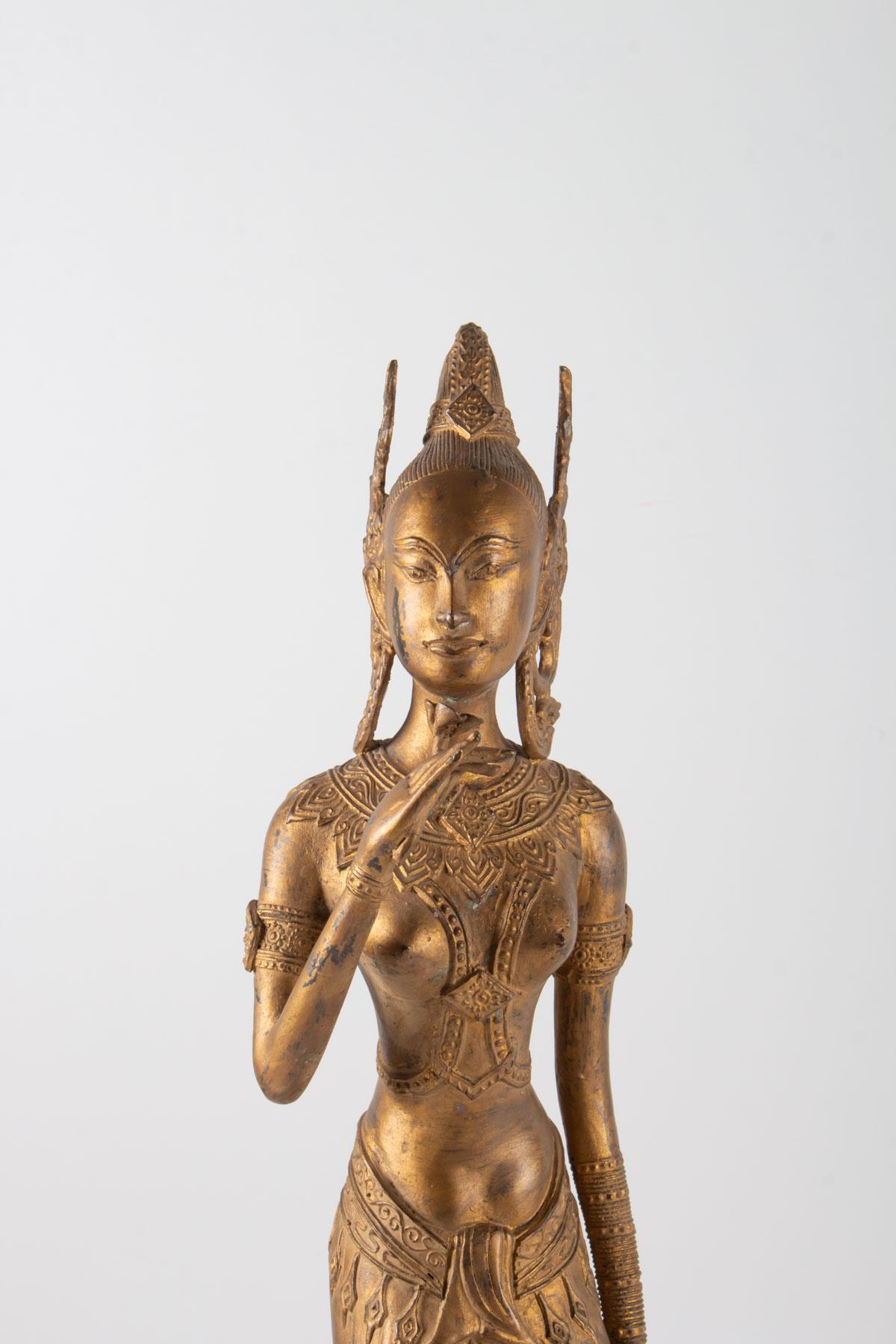 Indonesische Göttin aus vergoldetem Metall, die eine Lotusblume hält, 1920-1940.
Maße: H 61cm, B 15cm, B 15cm.