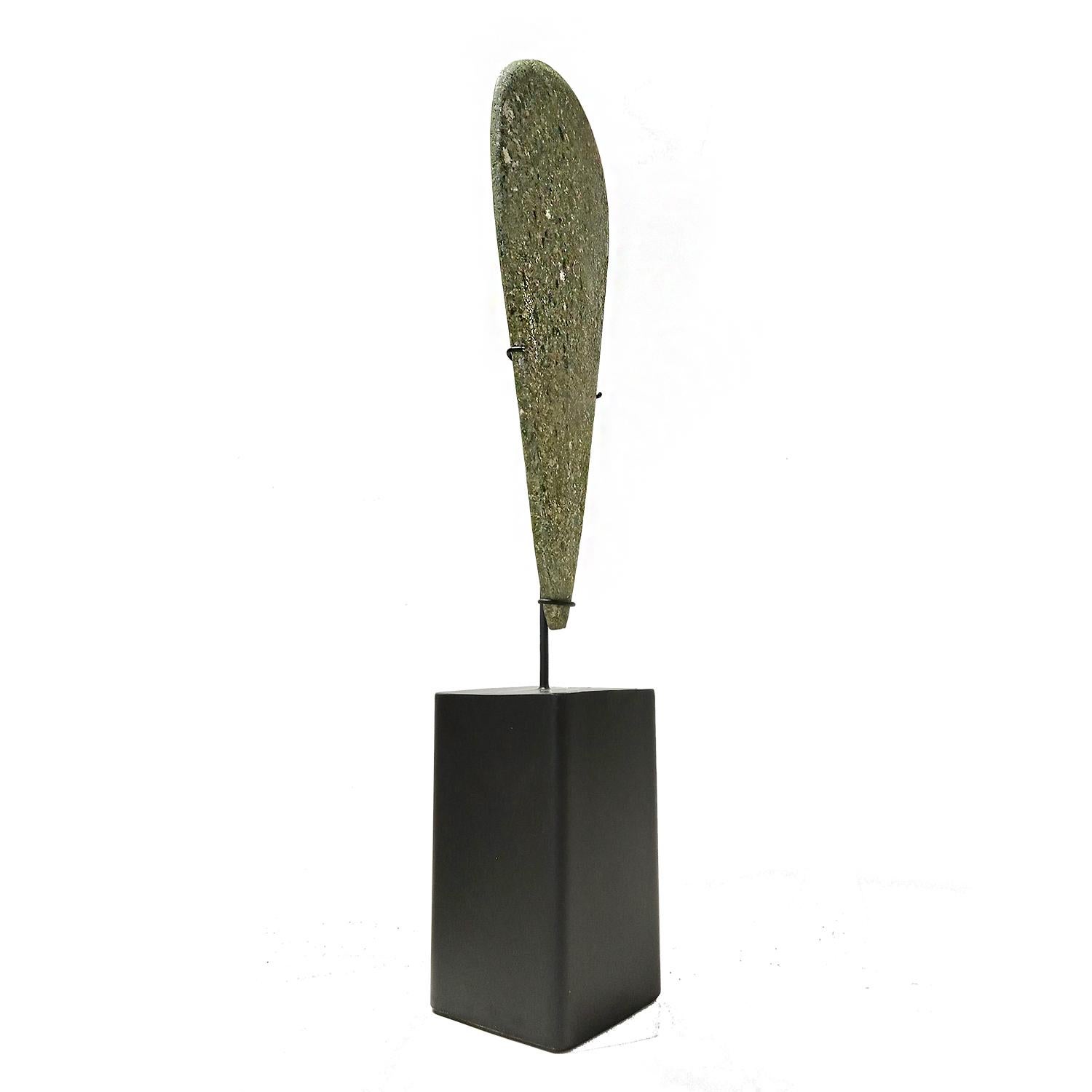 Hoja de piedra verde indonesia, montada en Bueno estado para la venta en New York, NY