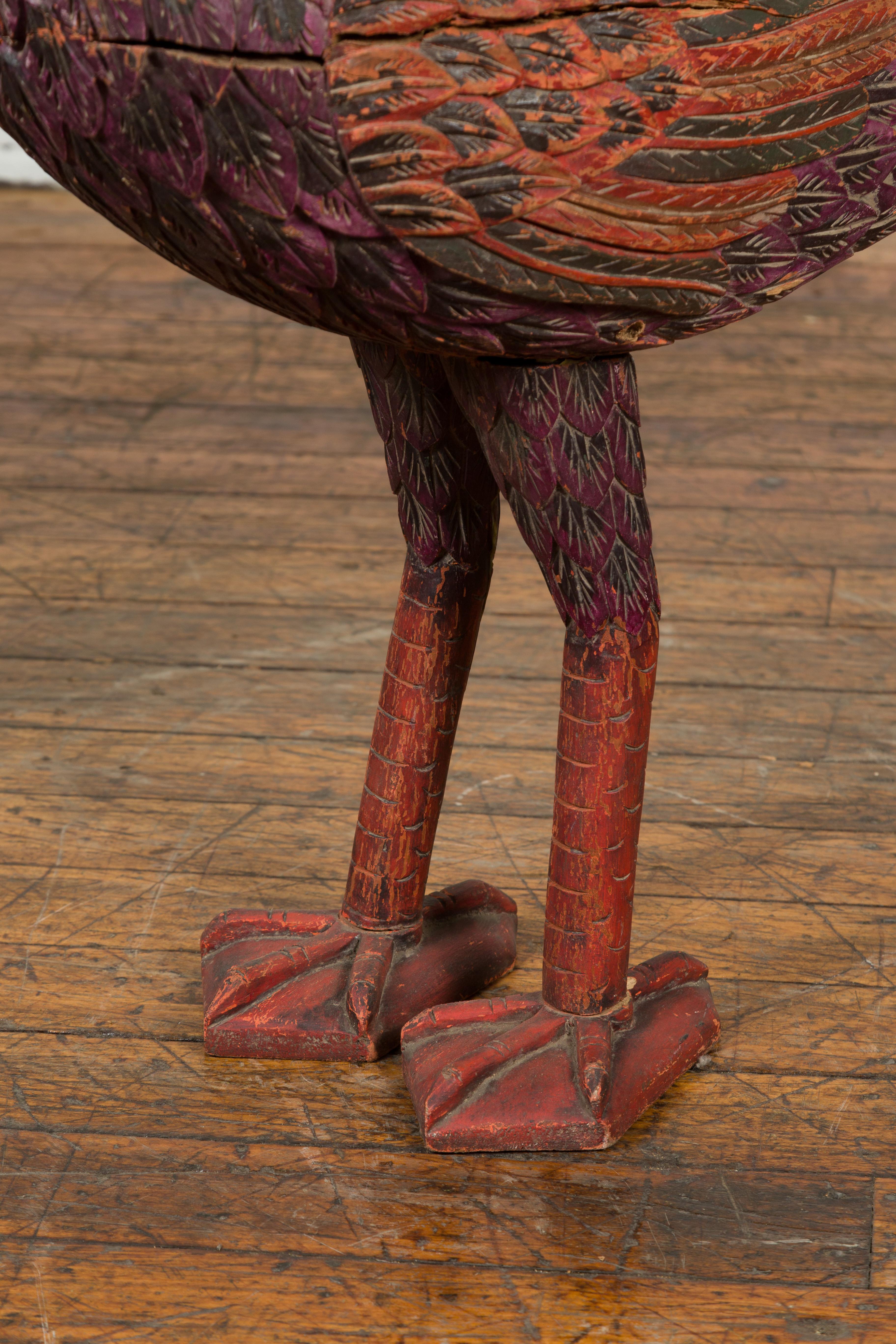 Indonesische handgeschnitzte Heron-Skulptur in Violett, Orange und Schwarztönen aus Indonesien (Holz) im Angebot