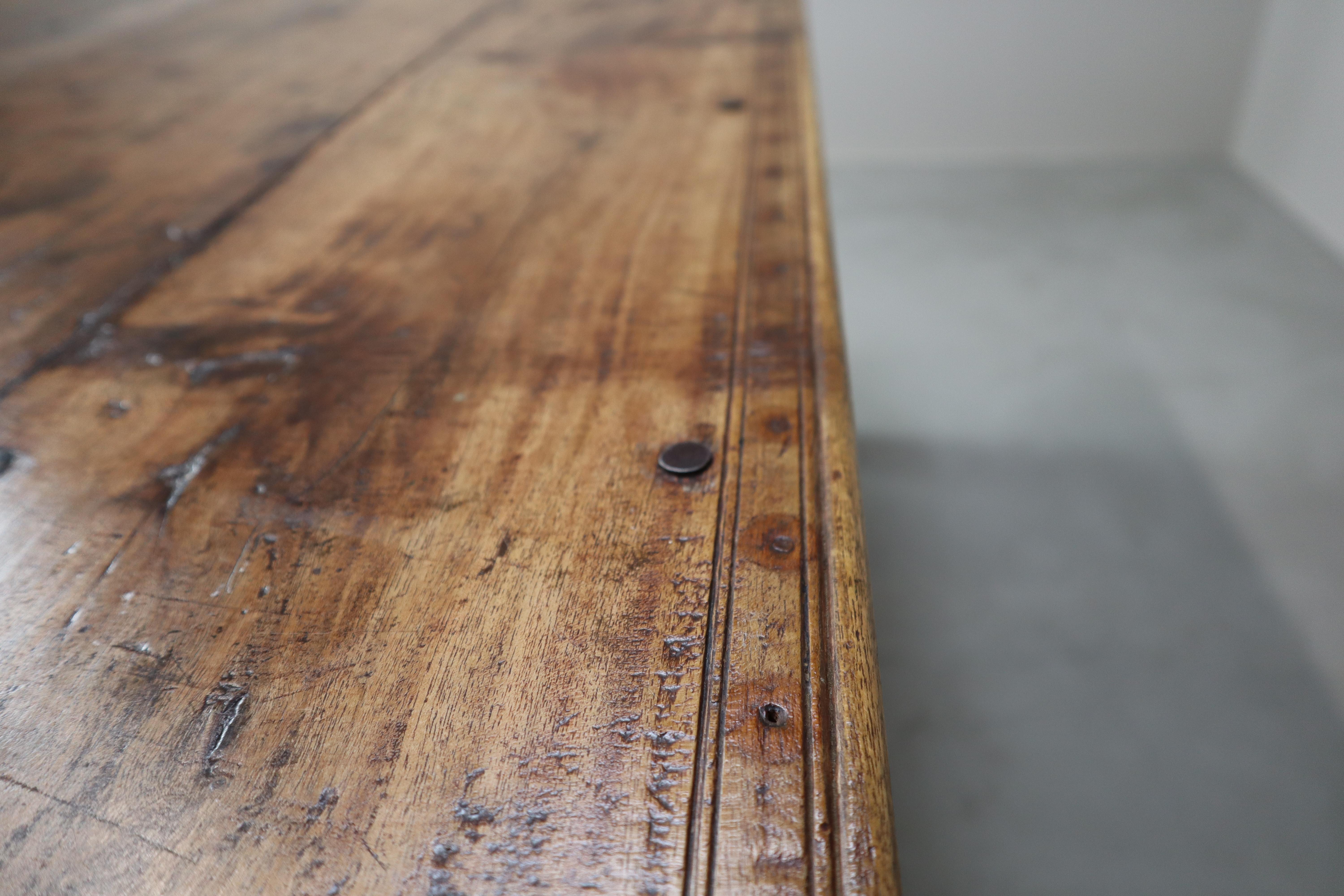 Table de salle à manger en teck indonésien sculptée à la main en vente 4
