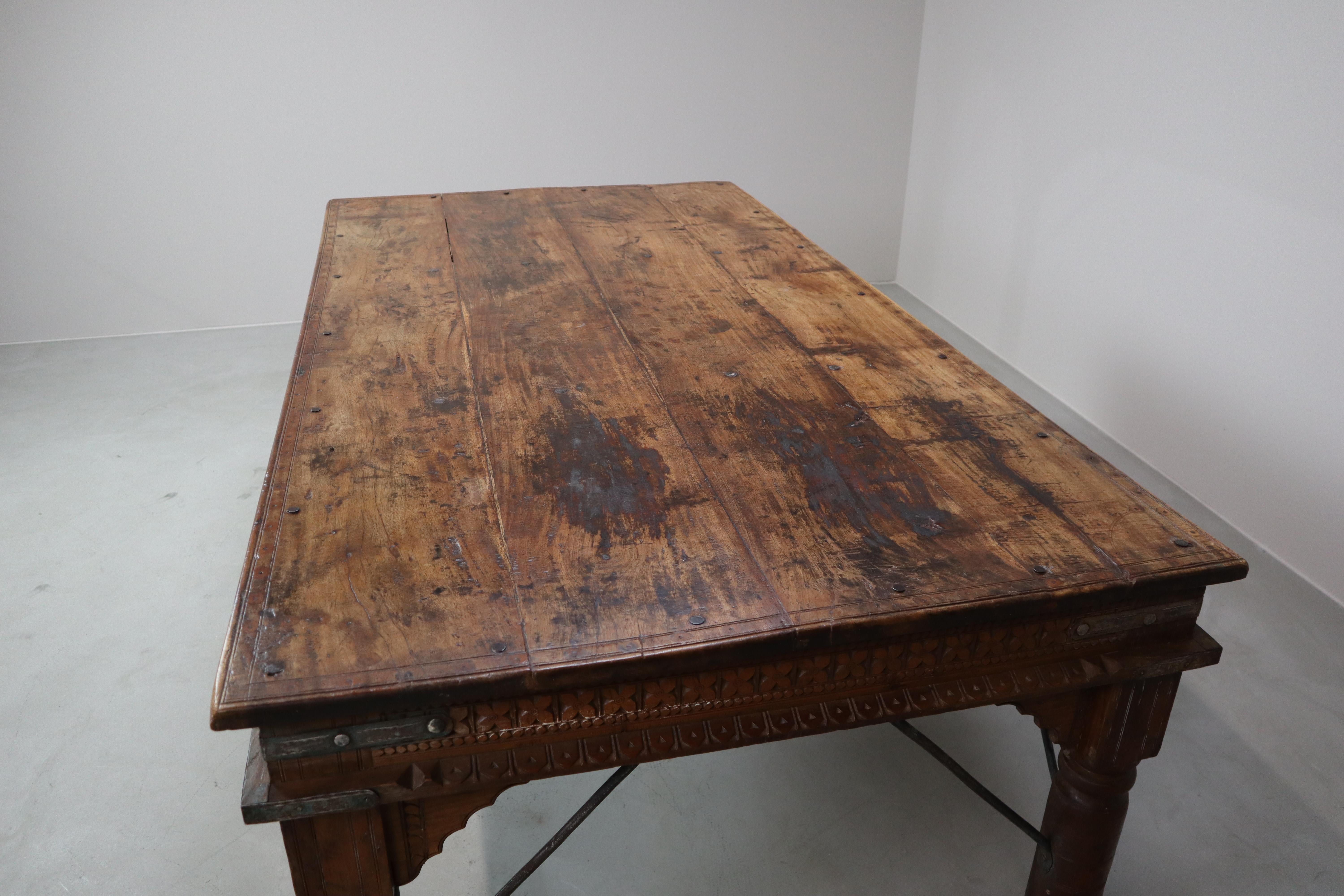 Table de salle à manger en teck indonésien sculptée à la main en vente 6