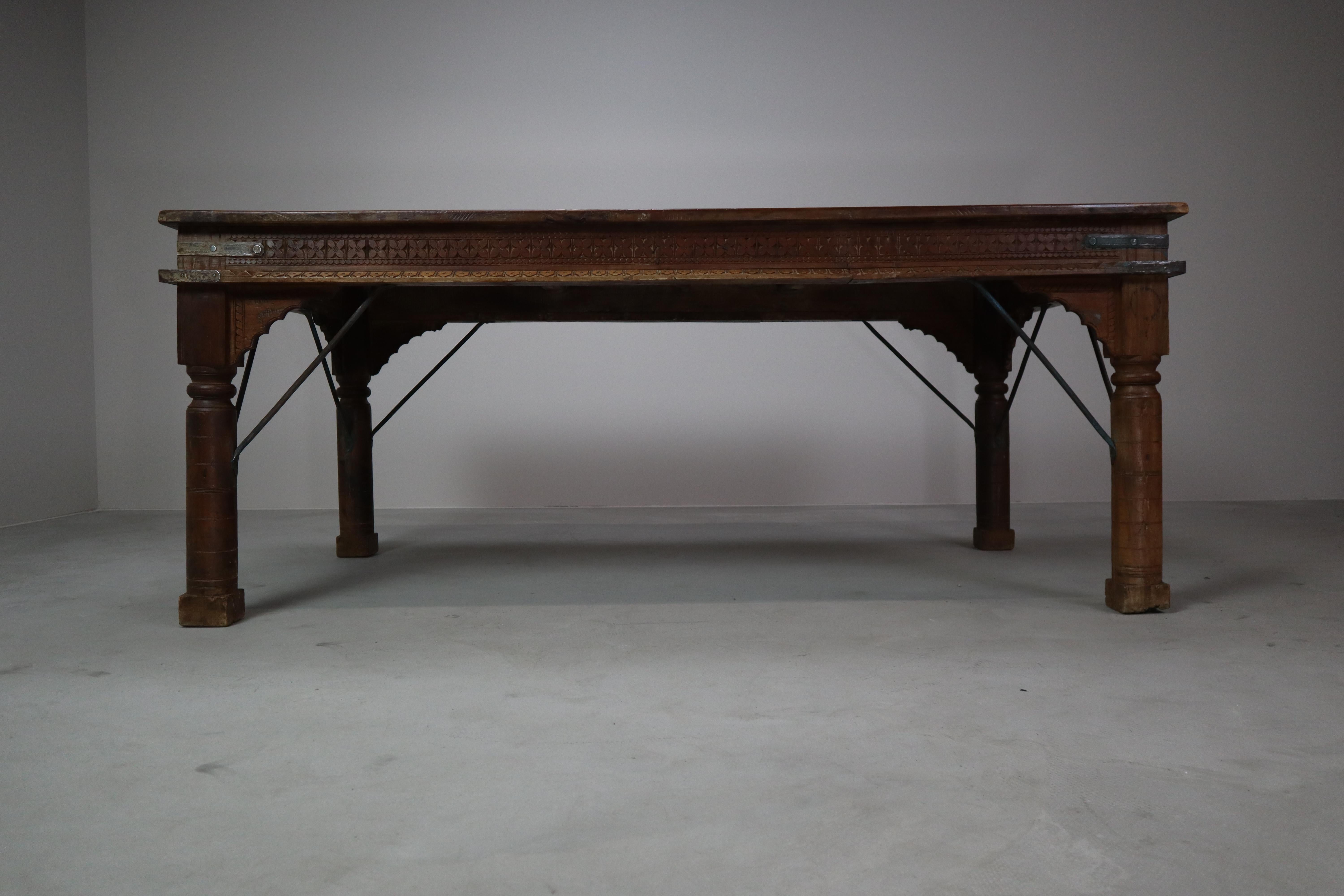 Rustique Table de salle à manger en teck indonésien sculptée à la main en vente