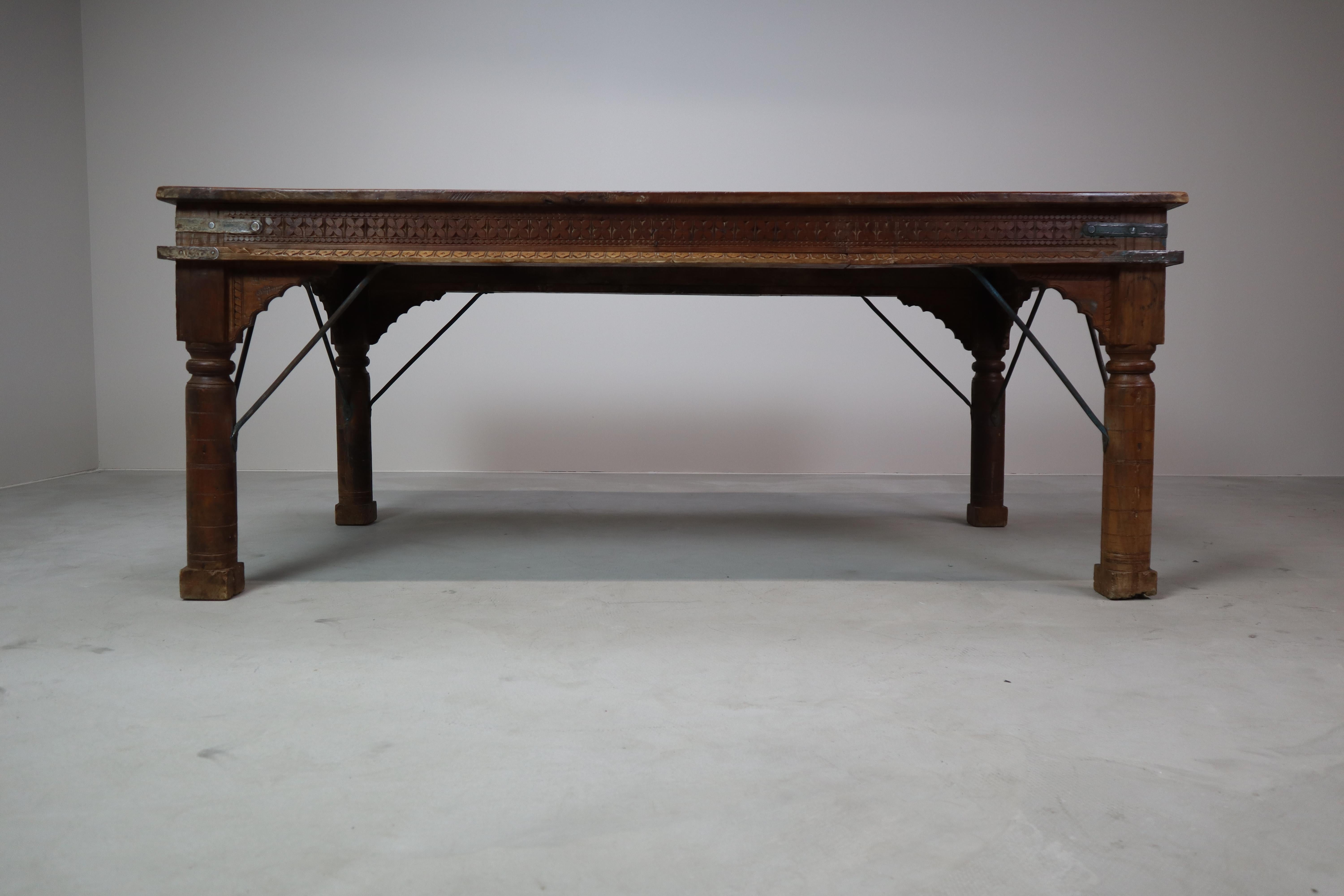 Indonésien Table de salle à manger en teck indonésien sculptée à la main en vente