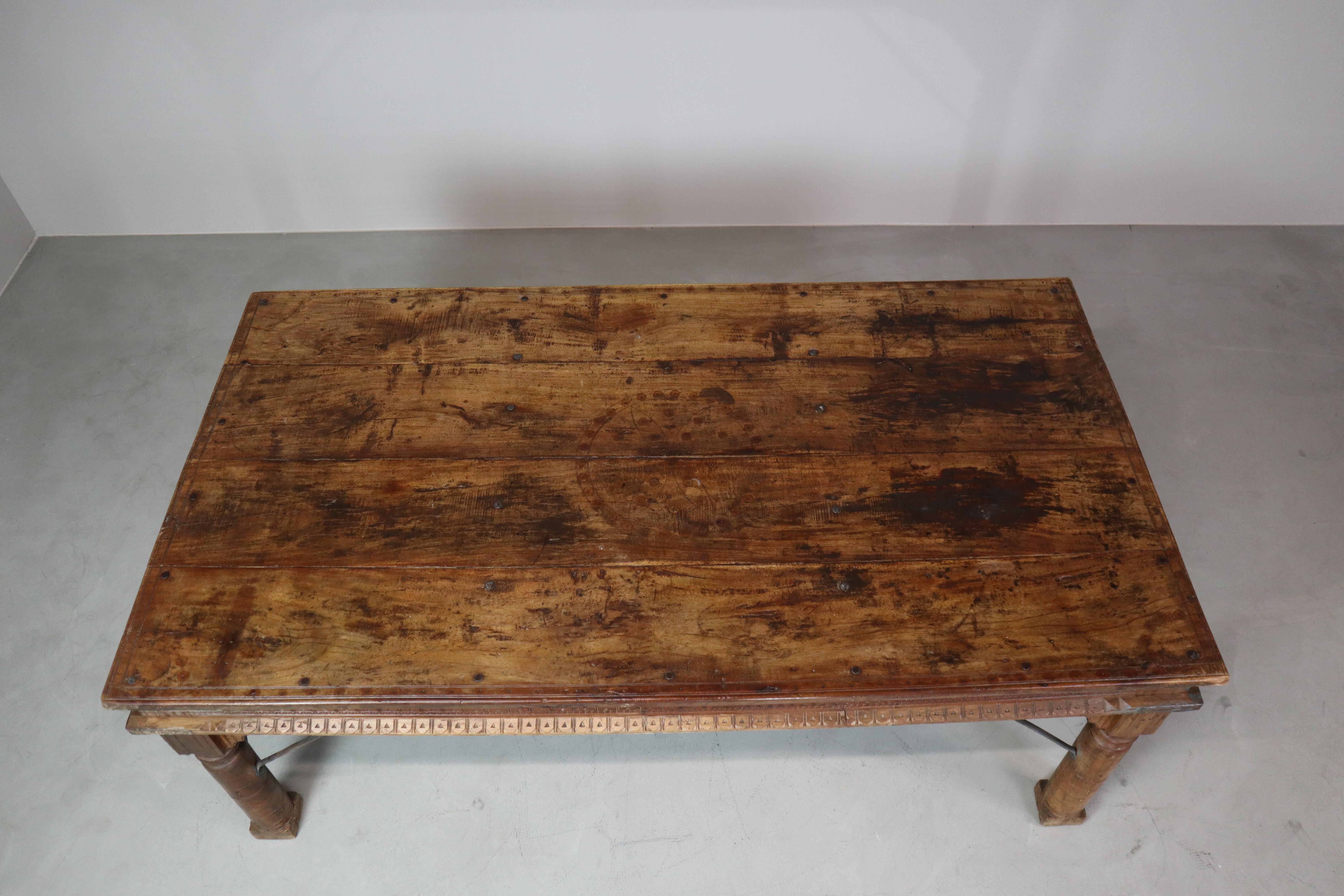 Table de salle à manger en teck indonésien sculptée à la main Bon état - En vente à Langemark-Poelkapelle, BE