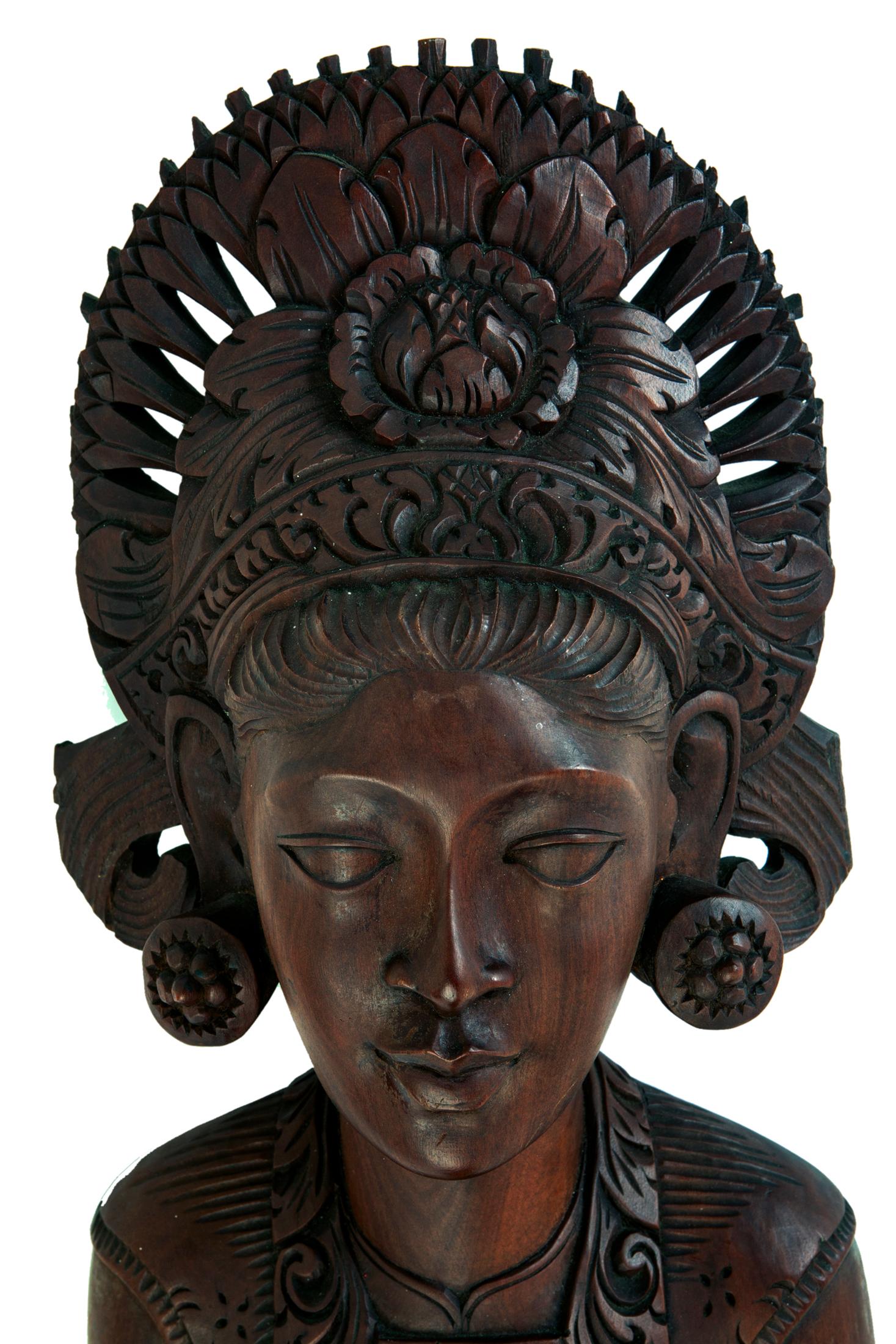 20ième siècle Buste d'une femme indonésienne en bois sculpté à la main  en vente