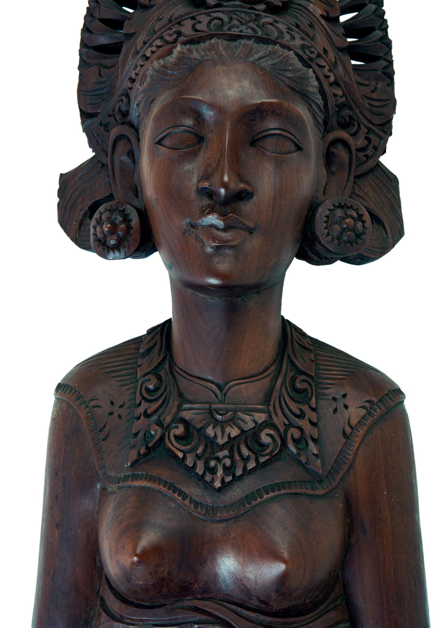 Bois de rose Buste d'une femme indonésienne en bois sculpté à la main  en vente