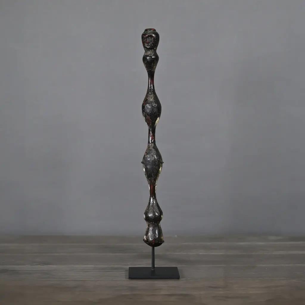 Ce métier à tisser indonésien primitif est un rare objet en bois sculpté à la main provenant des îles Sumba, dans l'est de l'Indonésie. Autrefois utilisée comme outil de filage traditionnel pour le tissage à la main des tissus, cette pièce