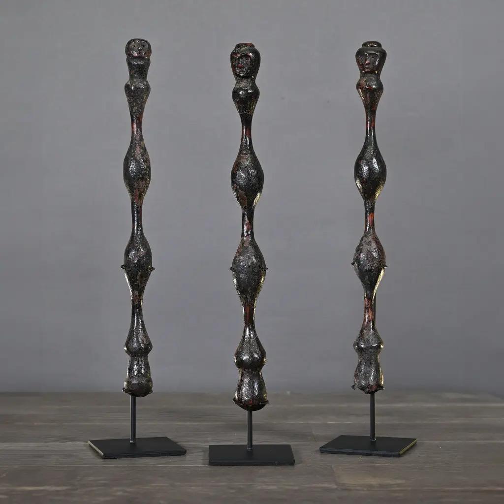 Rustique Filière de tisserand en bois indonésien sculptée à la main - Art primitif sur pied en vente