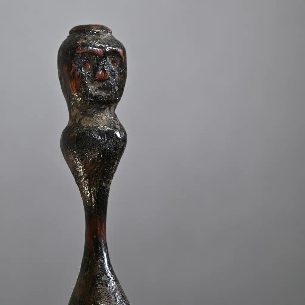 Indonésien Filière de tisserand en bois indonésien sculptée à la main - Art primitif sur pied en vente