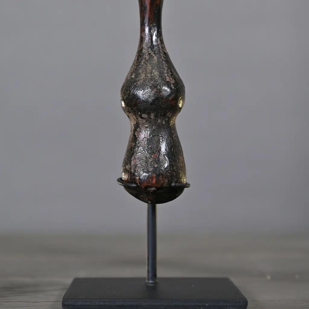 Sculpté à la main Filière de tisserand en bois indonésien sculptée à la main - Art primitif sur pied en vente