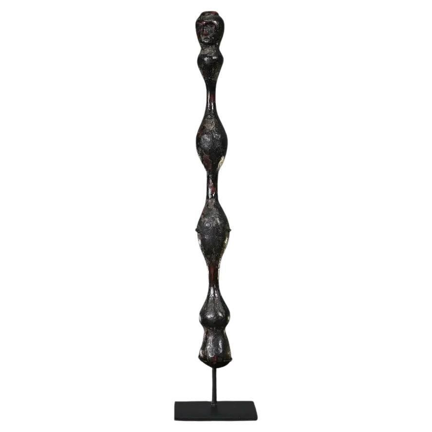 Filière de tisserand en bois indonésien sculptée à la main - Art primitif sur pied en vente
