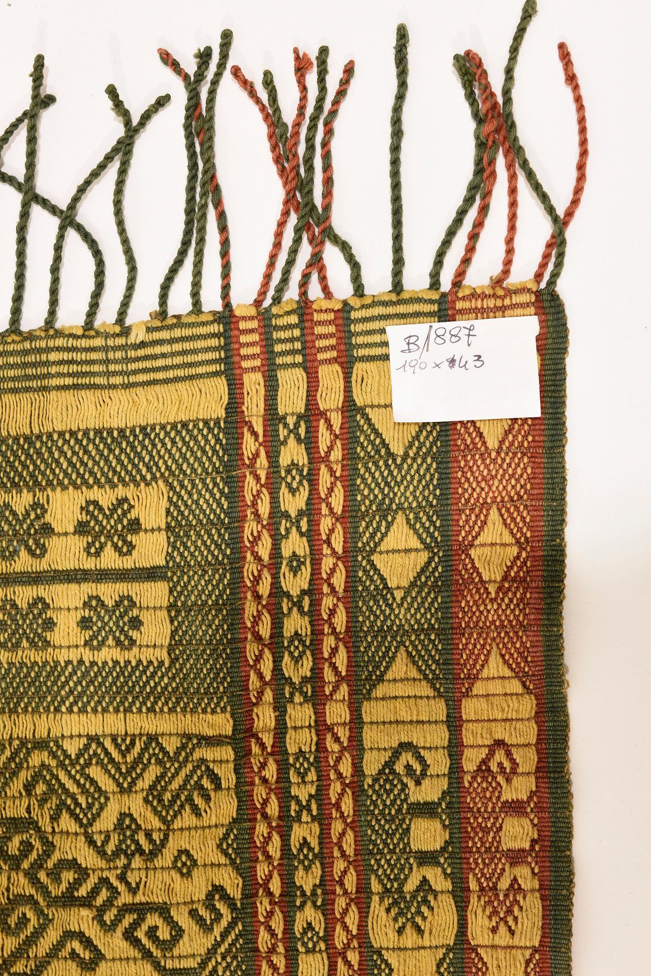Ikat indonésien de l'île de SUMBA, aux couleurs vertes et jaunes agréables, facilement adaptable partout (avec un grand prix car je veux fermer).

ref. B/887.