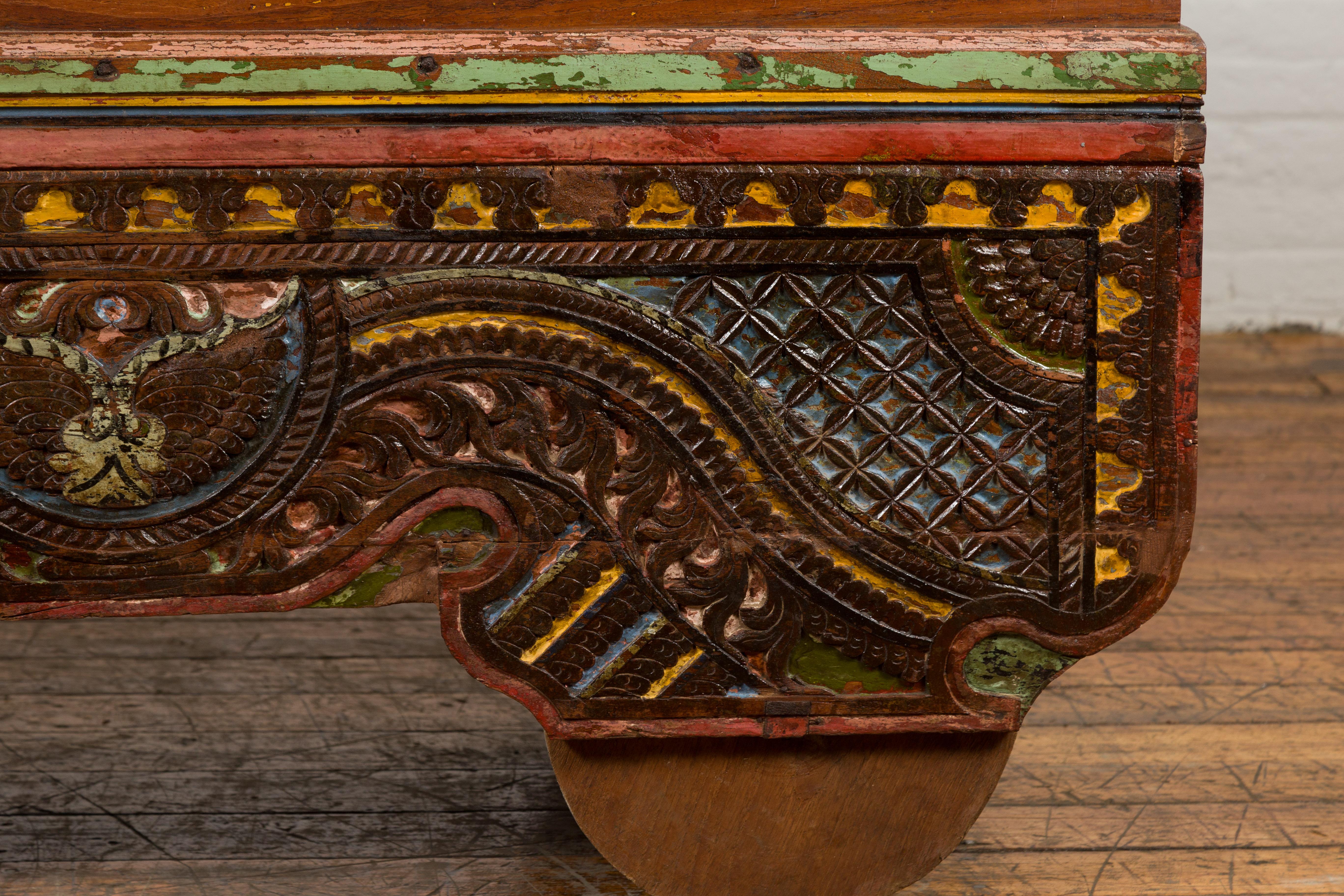 Indonesische Madurese Polychrome Handelsdeckentruhe auf Rädern aus dem 19. Jahrhundert im Angebot 5