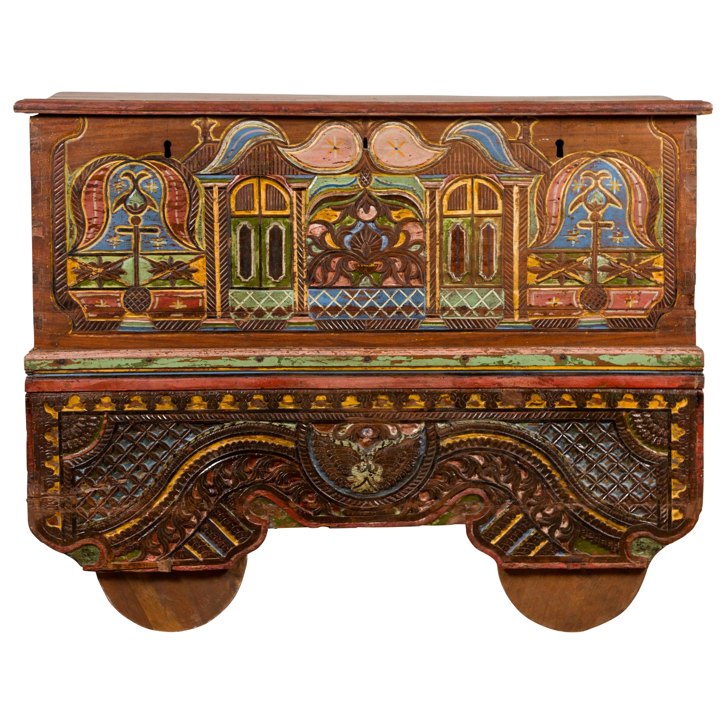 Indonesische Madurese Polychrome Handelsdeckentruhe auf Rädern aus dem 19. Jahrhundert