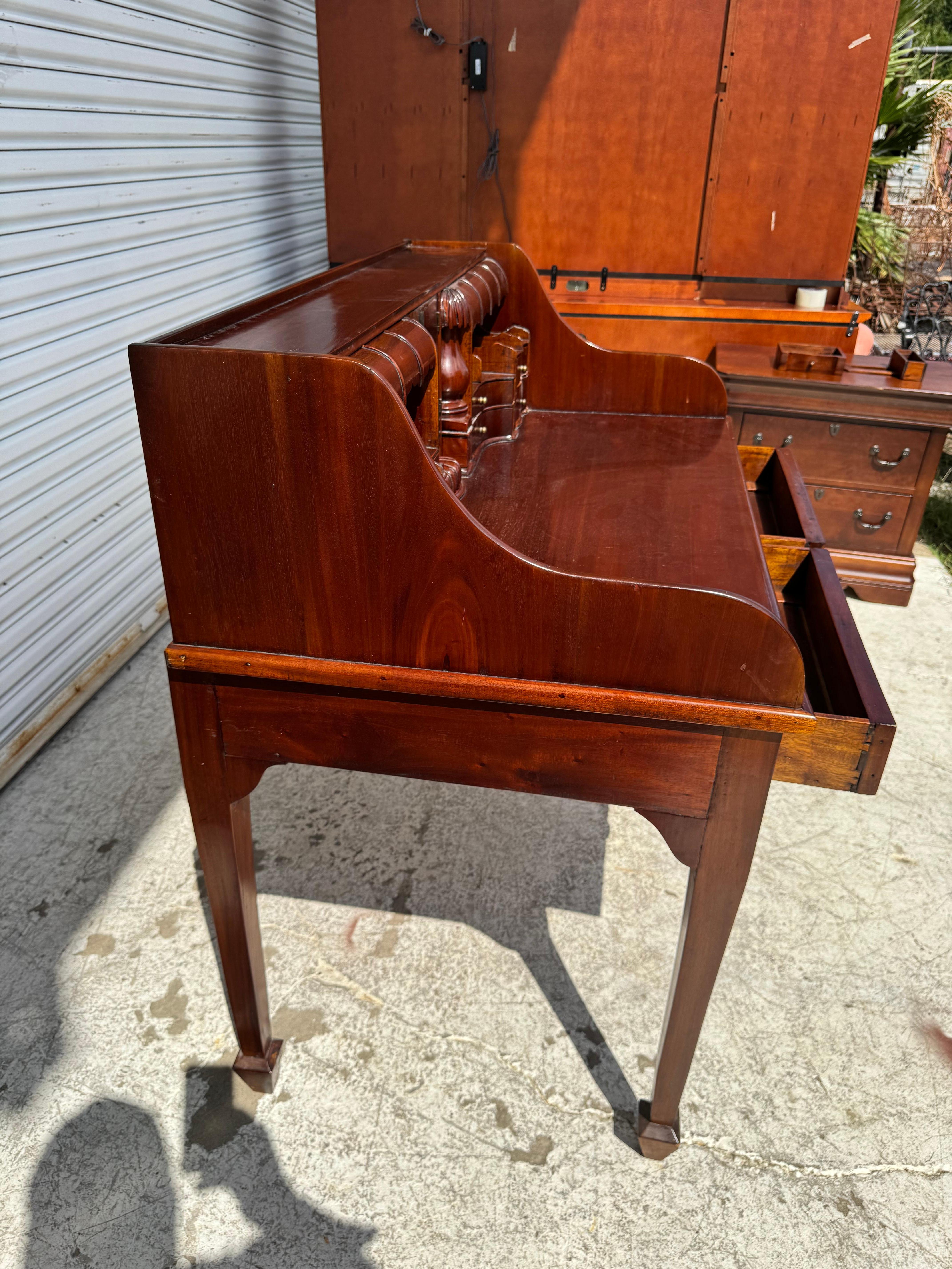 Scrivania in mogano indonesiano In condizioni buone in vendita a Pasadena, TX