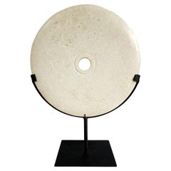 Disco de mármol indonesio sobre soporte