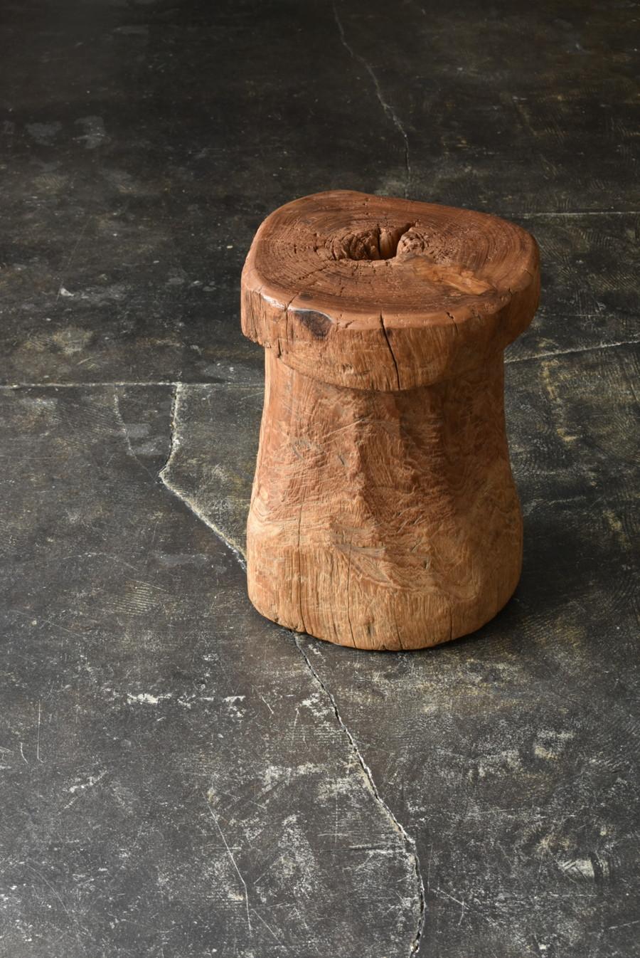 This is a mortar stool made in Bali, Indonesia.
It was made in the late 19th century to early 20th century.
It seems that the mortar was turned upside down and the bottom part was cut and trimmed.
The material used seems to be teak wood.
It is a