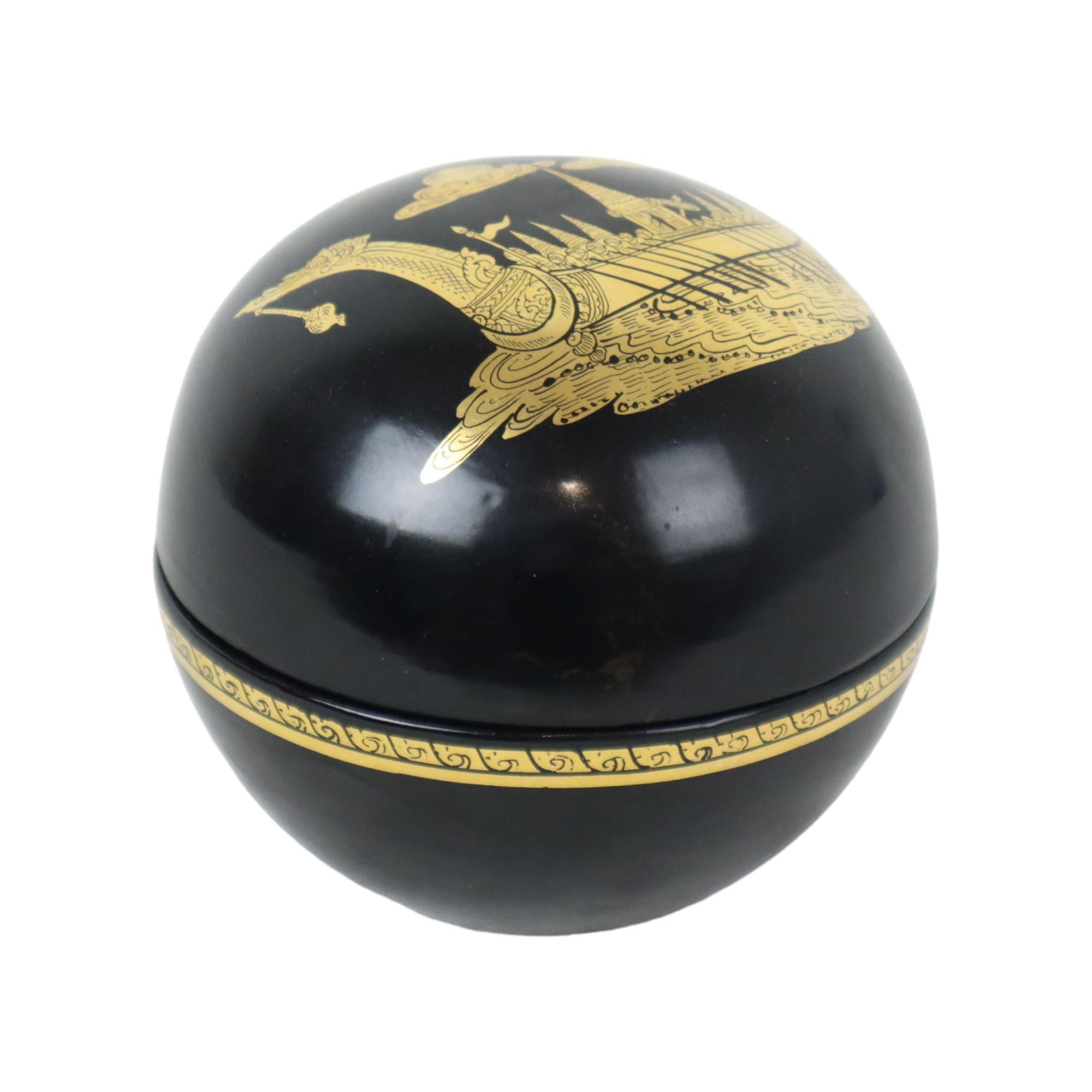 Juego de 4 cuencos nido indonesios vintage, de madera clara pintada de negro con decoración dorada, joyeros o alhajeros, hacia mediados del siglo XX.

Estos hermosos cuencos están decorados con un borde dorado y tienen un barco dragón dorado con