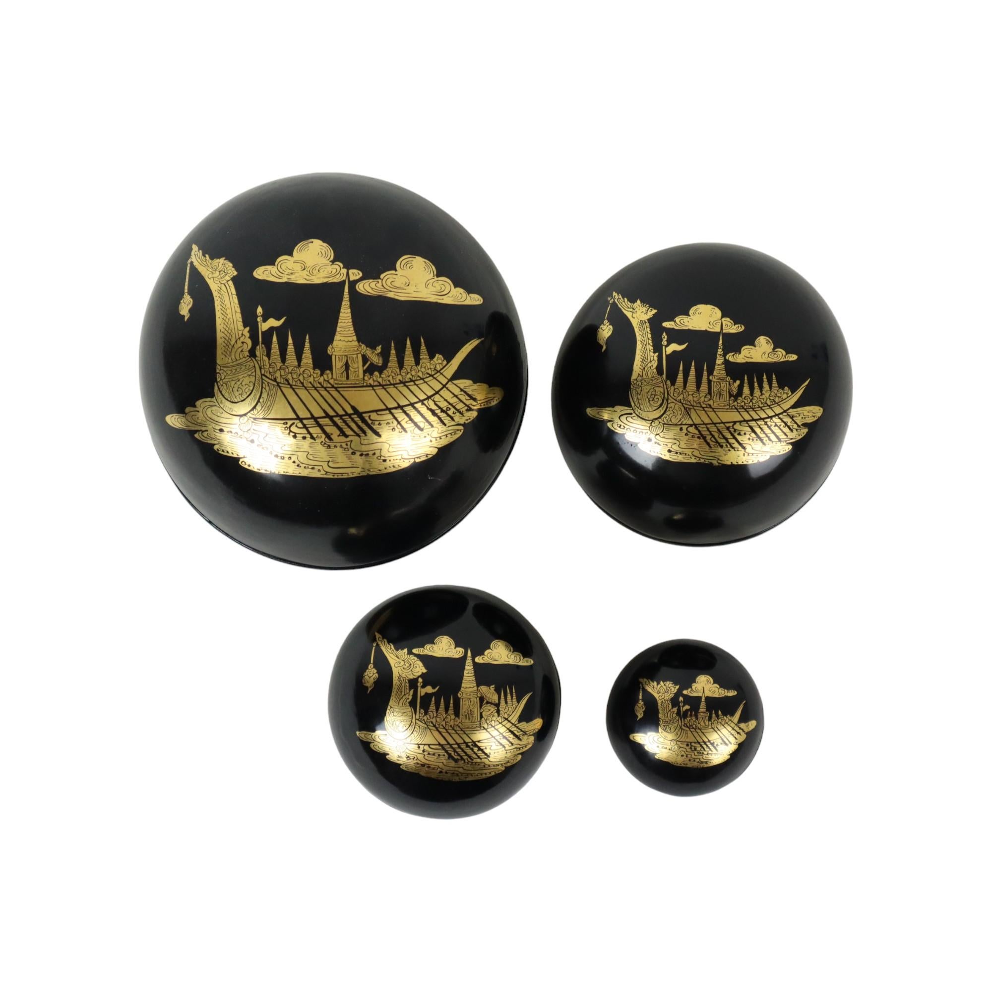 Juego de 4 cuencos nido indonesios de joyería de madera lacada en negro Pintado a mano en venta