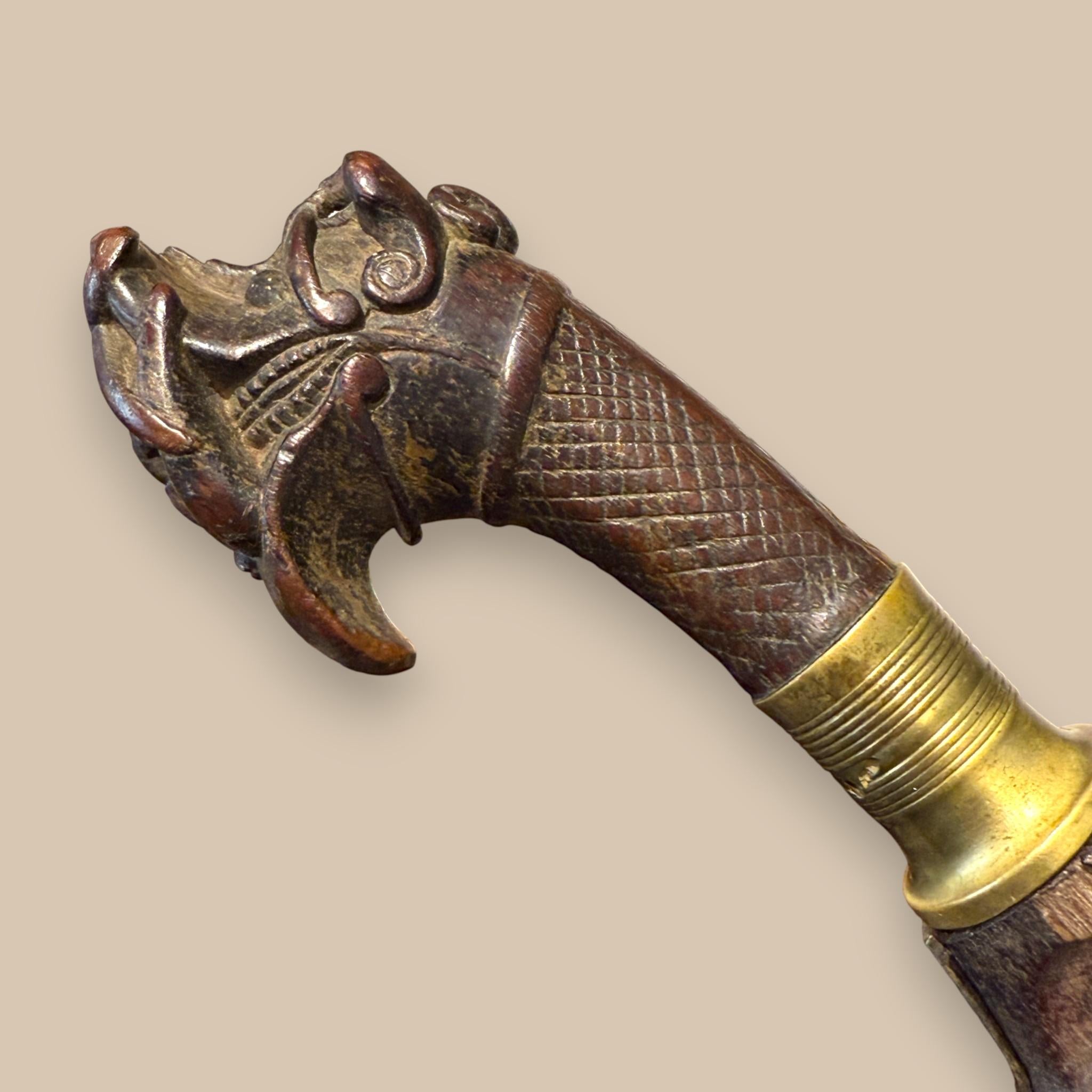 Indonesian Nias Sword with Carved Wooden Hilt and Brass-Bound Scabbard in vendita 4