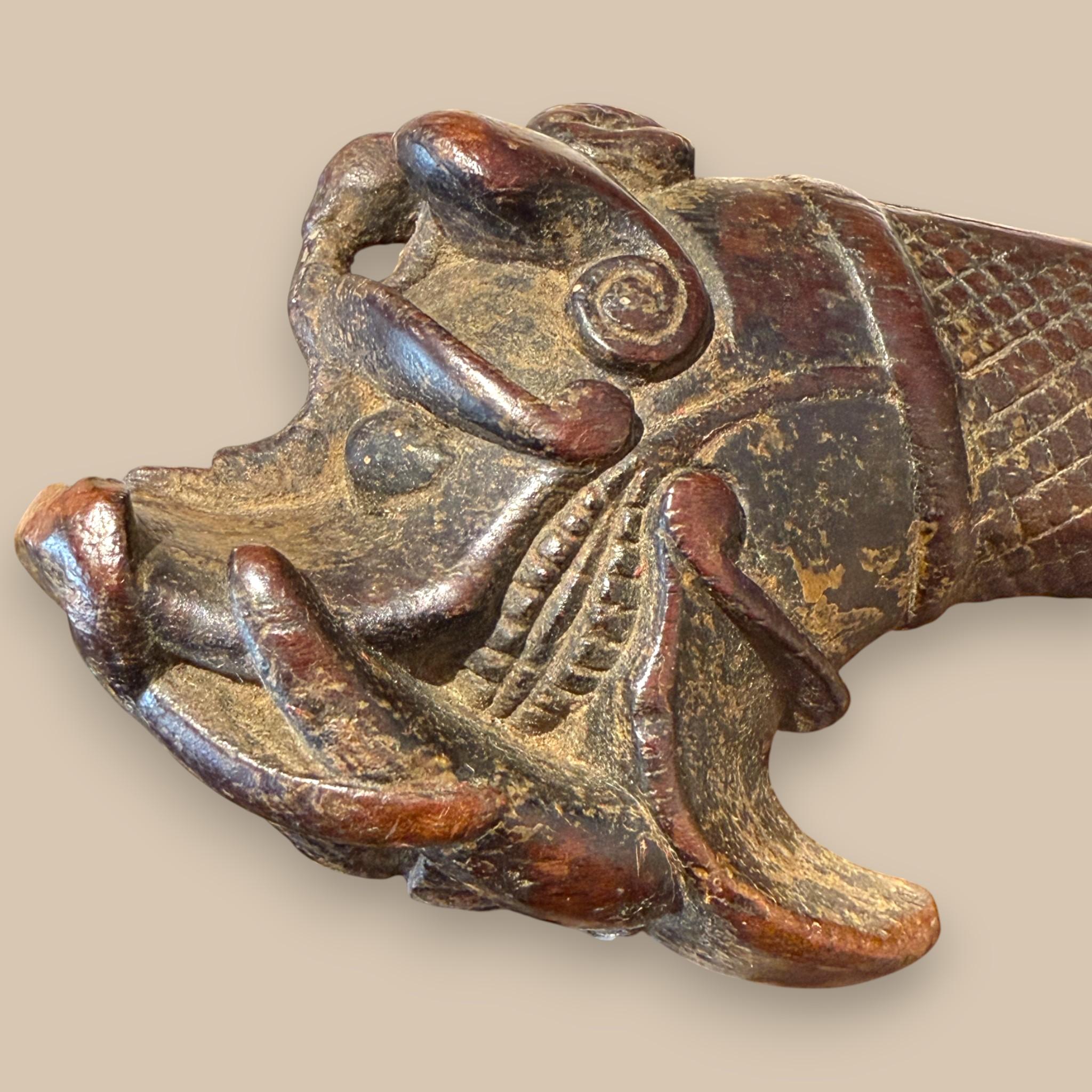 Indonesian Nias Sword with Carved Wooden Hilt and Brass-Bound Scabbard in vendita 5