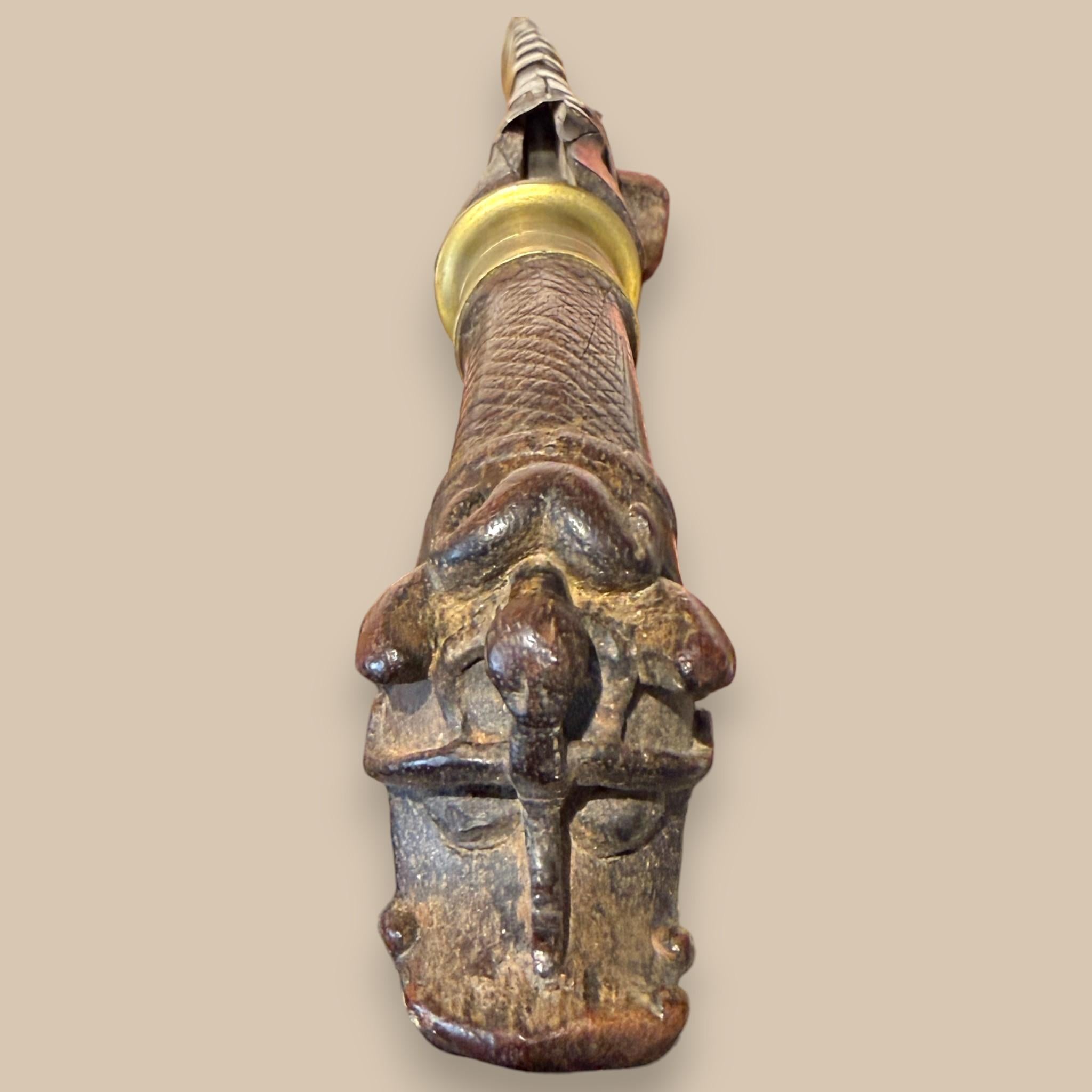 Indonesian Nias Sword with Carved Wooden Hilt and Brass-Bound Scabbard in vendita 6