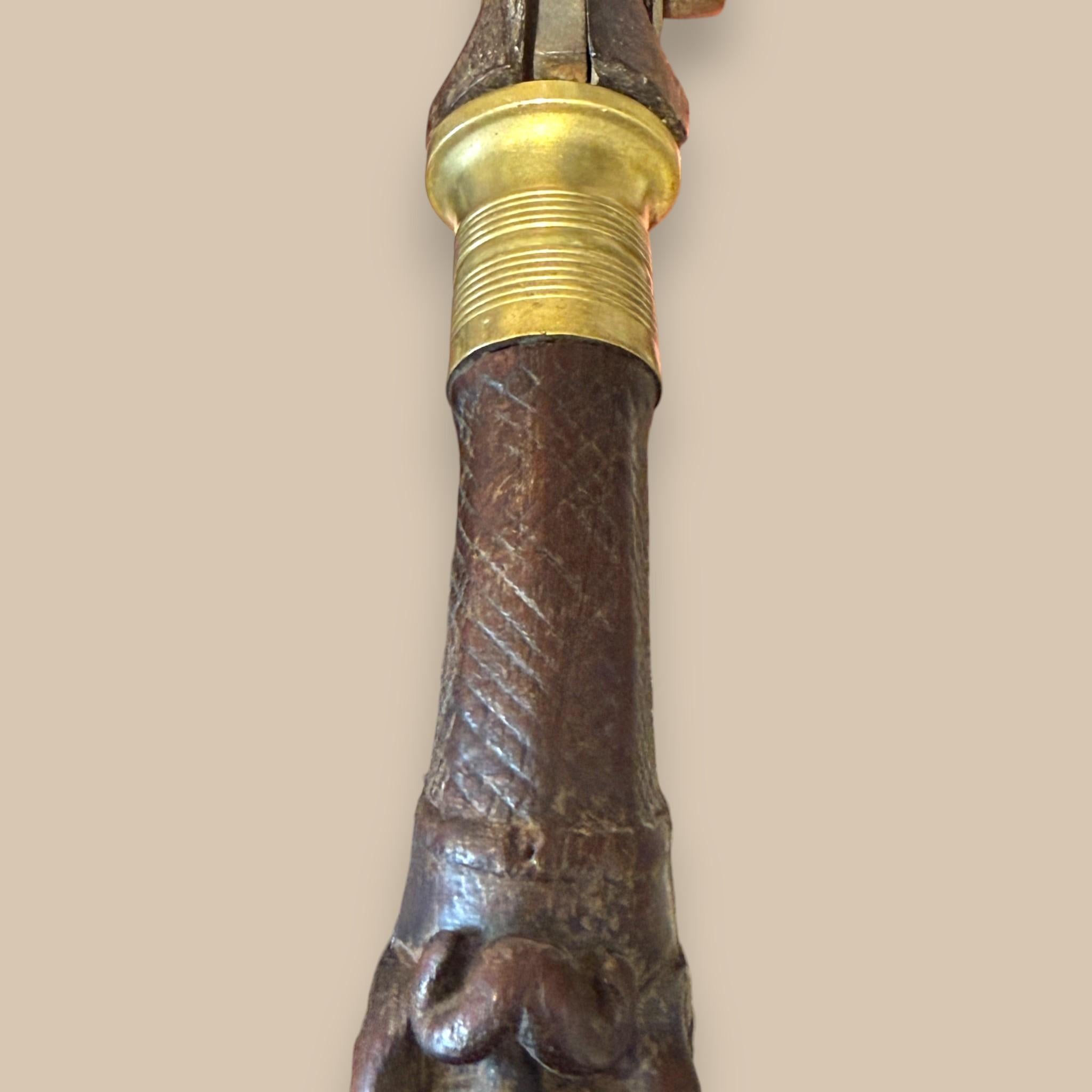 Indonesian Nias Sword with Carved Wooden Hilt and Brass-Bound Scabbard in vendita 7
