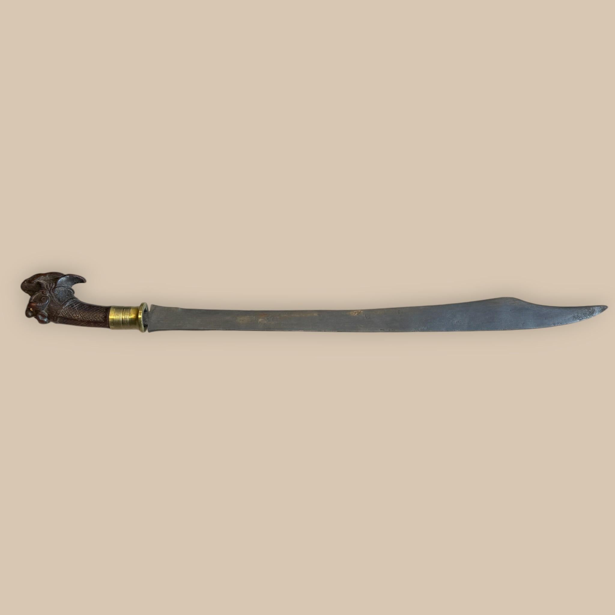 Fatto a mano Indonesian Nias Sword with Carved Wooden Hilt and Brass-Bound Scabbard in vendita