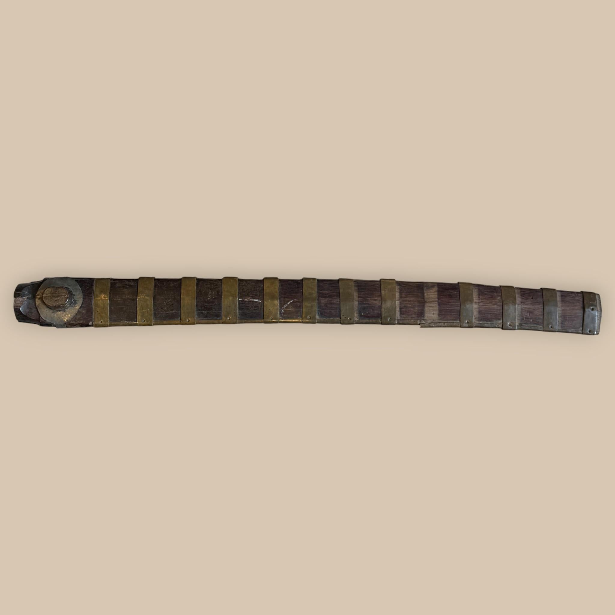 Indonesian Nias Sword with Carved Wooden Hilt and Brass-Bound Scabbard In condizioni buone in vendita a NICE, FR