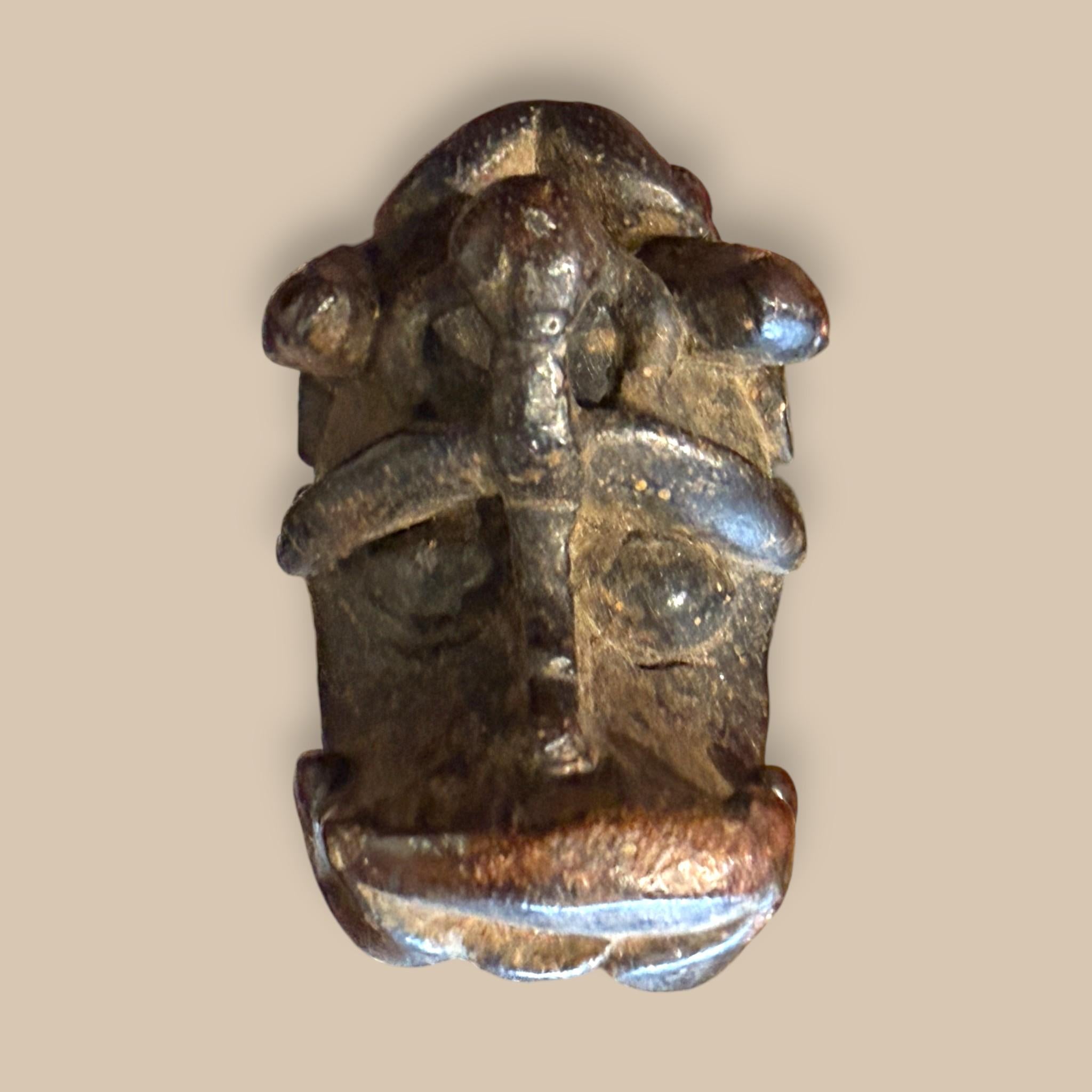 Indonesian Nias Sword with Carved Wooden Hilt and Brass-Bound Scabbard in vendita 1