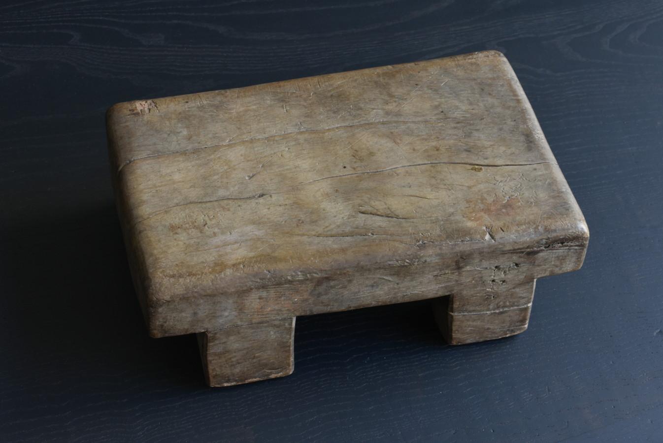 I believe this is made in Indonesia.
Around the 20th century.
It seems that it was used as a workbench because there are fine beating marks and cuts.

The top surface and corners are glossy, and you can see that it has been used for many years.

The