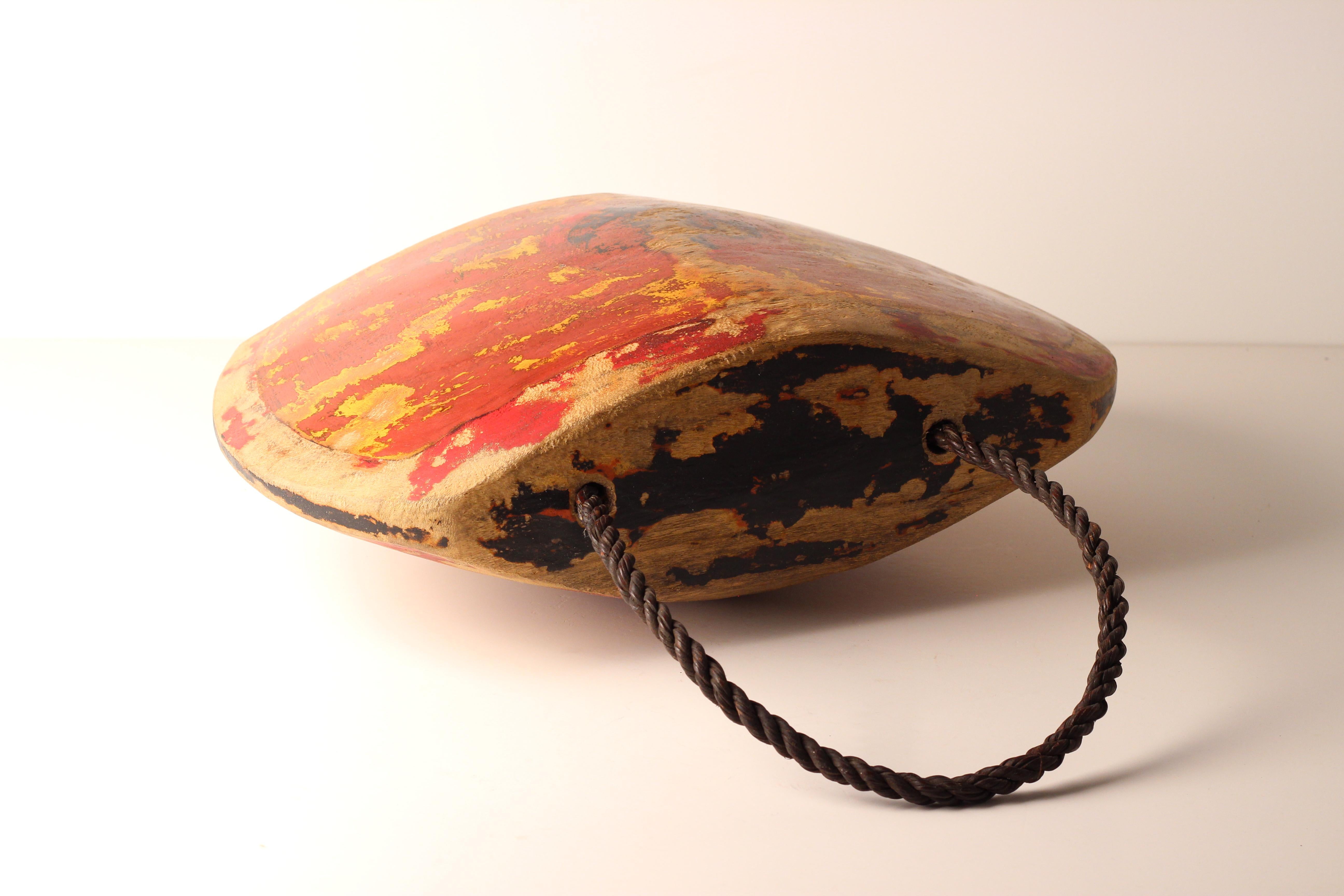 Ancienne cloche à vache indonésienne en forme de buffle  Bois peint avec poignée en corde

Découvrez cette ancienne cloche à vache indonésienne de course de buffles, traditionnellement attachée autour du cou des buffles d'eau lors des courses