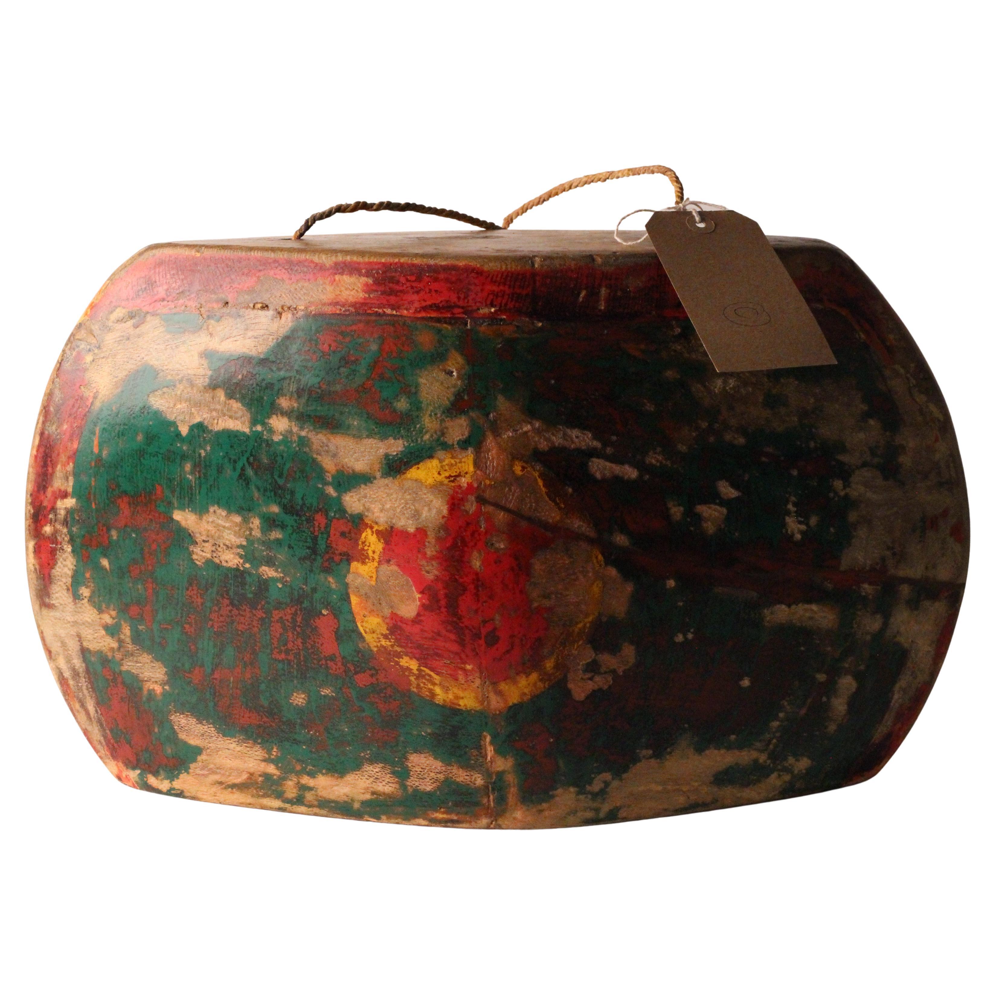 Début du 20ème siècle Sculpture indonésienne peinte en forme de buffle ou de cloche de vache, art décoratif populaire, art mural en vente