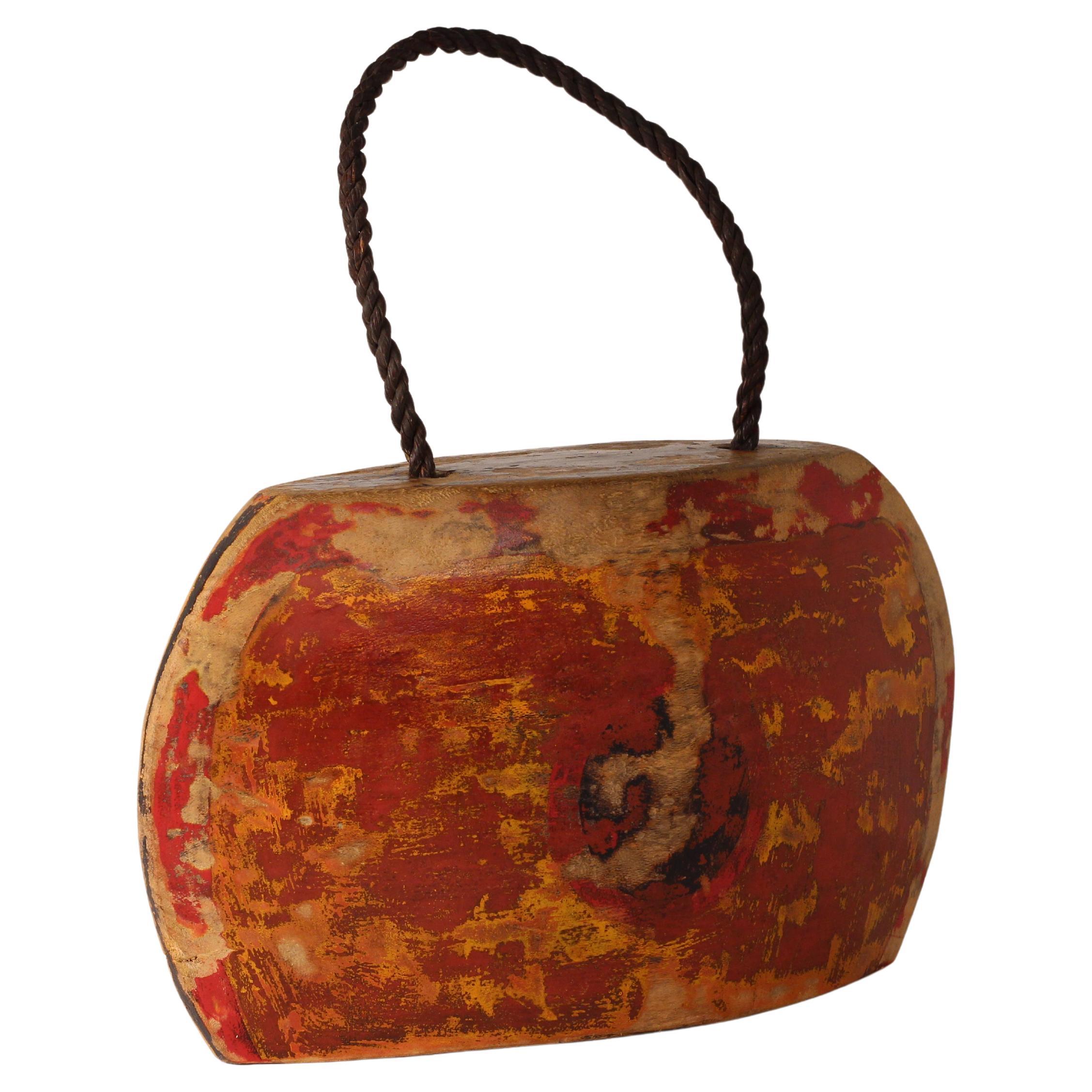 Début du 20ème siècle Sculpture indonésienne peinte en forme de buffle ou de cloche de vache, art décoratif populaire, art mural en vente