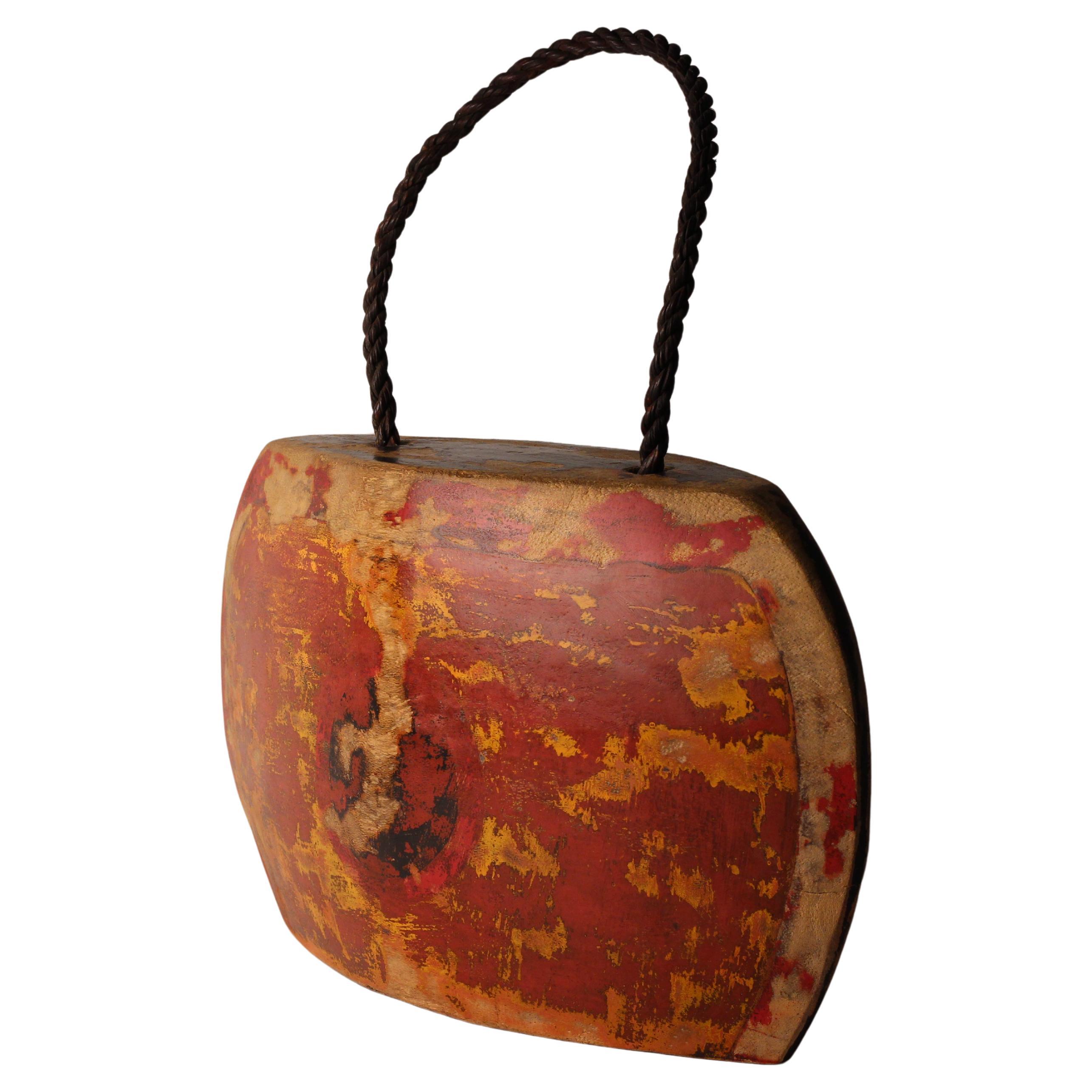 Bois Sculpture indonésienne peinte en forme de buffle ou de cloche de vache, art décoratif populaire, art mural en vente